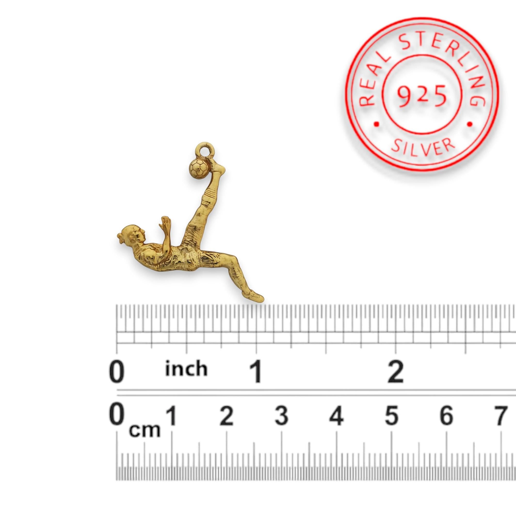 Футболист (задна ножица) – Мъжки спортен медальон от сребро 925 с позлатено покритие – Ръчно изработено спортно бижу – Идеален подарък за мъж, фен на футбола – SSJ