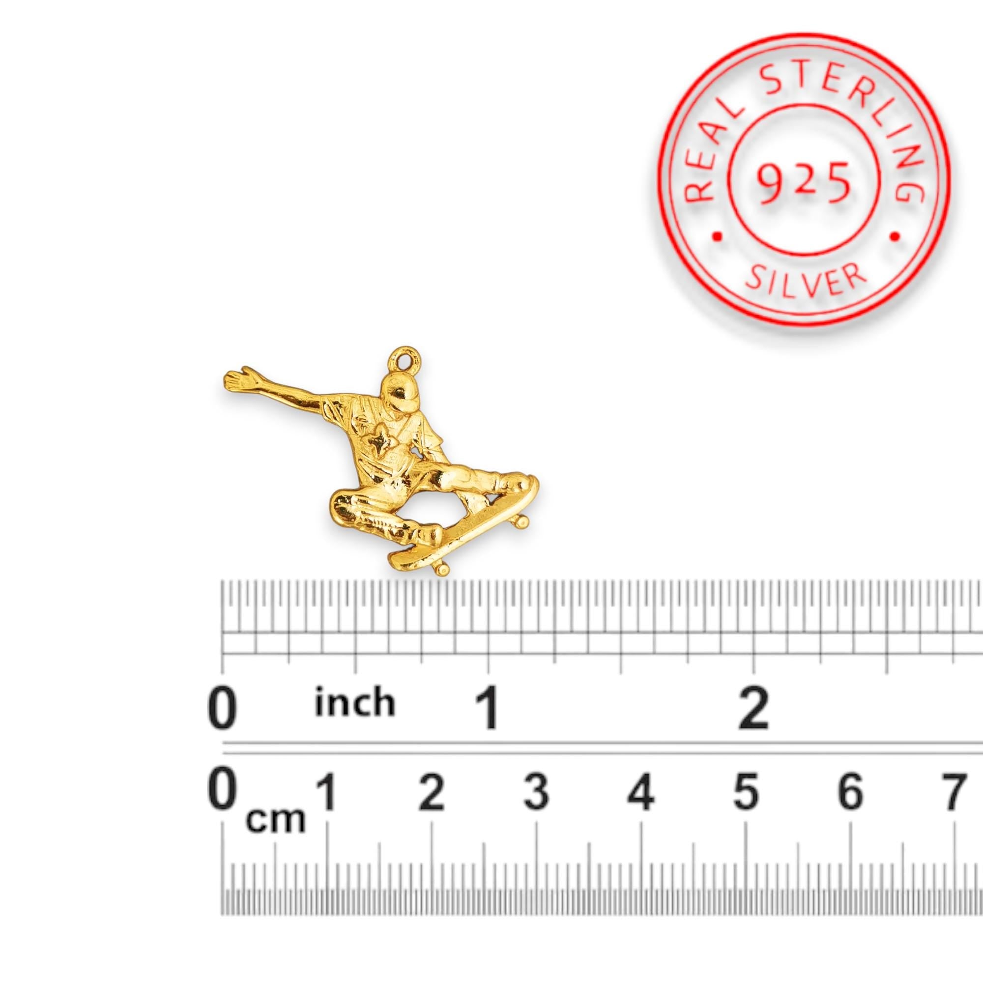 Скейтбордист (скок) – Мъжки спортен медальон от сребро 925 с позлатено покритие – Ръчно изработено спортно бижу – Идеален подарък за мъж, фен на скейтборда – SSJ