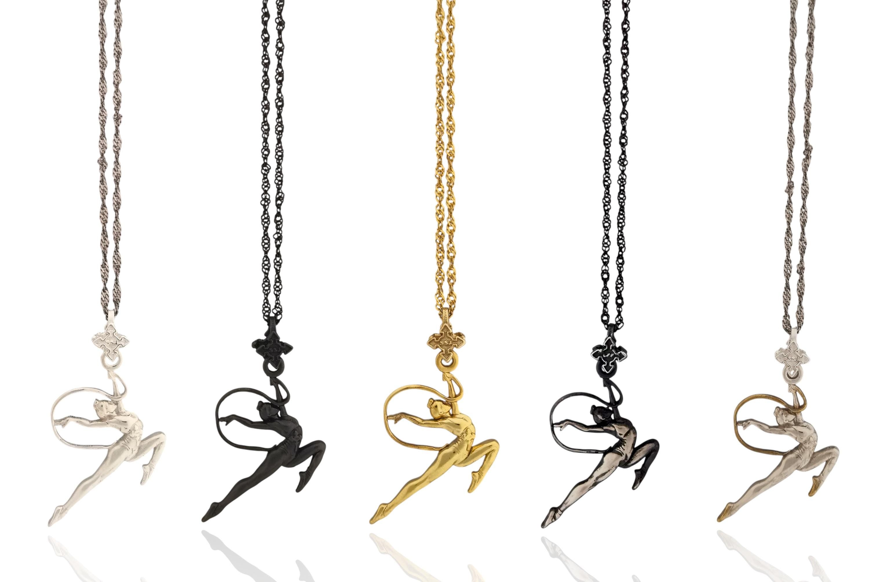 Художествена гимнастика (съчетание с лента) – Дамски спортен медальон от сребро 925 с оксидирано покритие – Ръчно изработено спортно бижу – Идеален подарък за жена, фенка на художествената гимнастика – SSJ