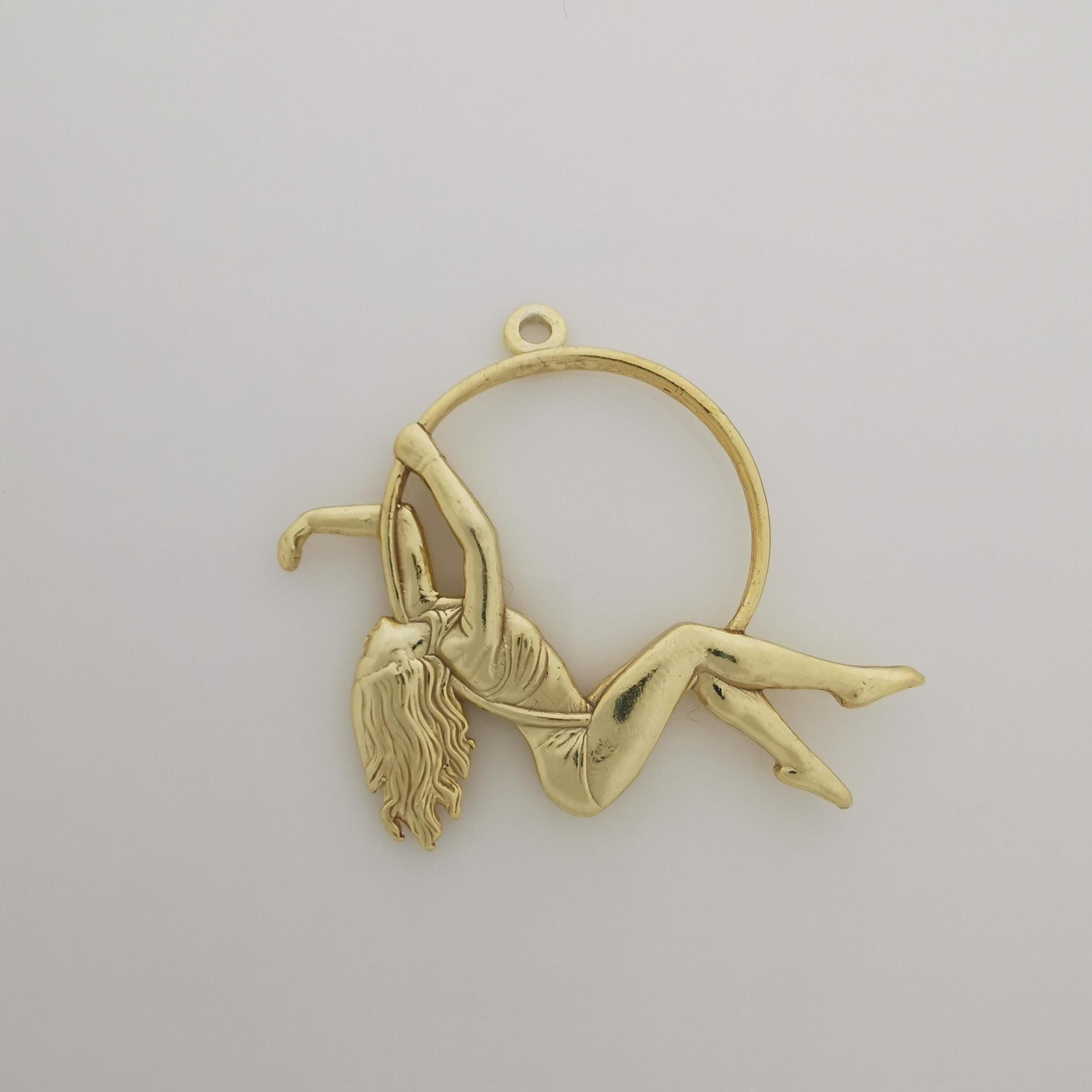 Въздушна акробатика – Женски спортен медальон от сребро 925 с 18K позлатено покритие – Ръчно изработено бижу талисман за гимнастички и танцьорки – Идеален подарък за спортист, треньор или артист – SSJ