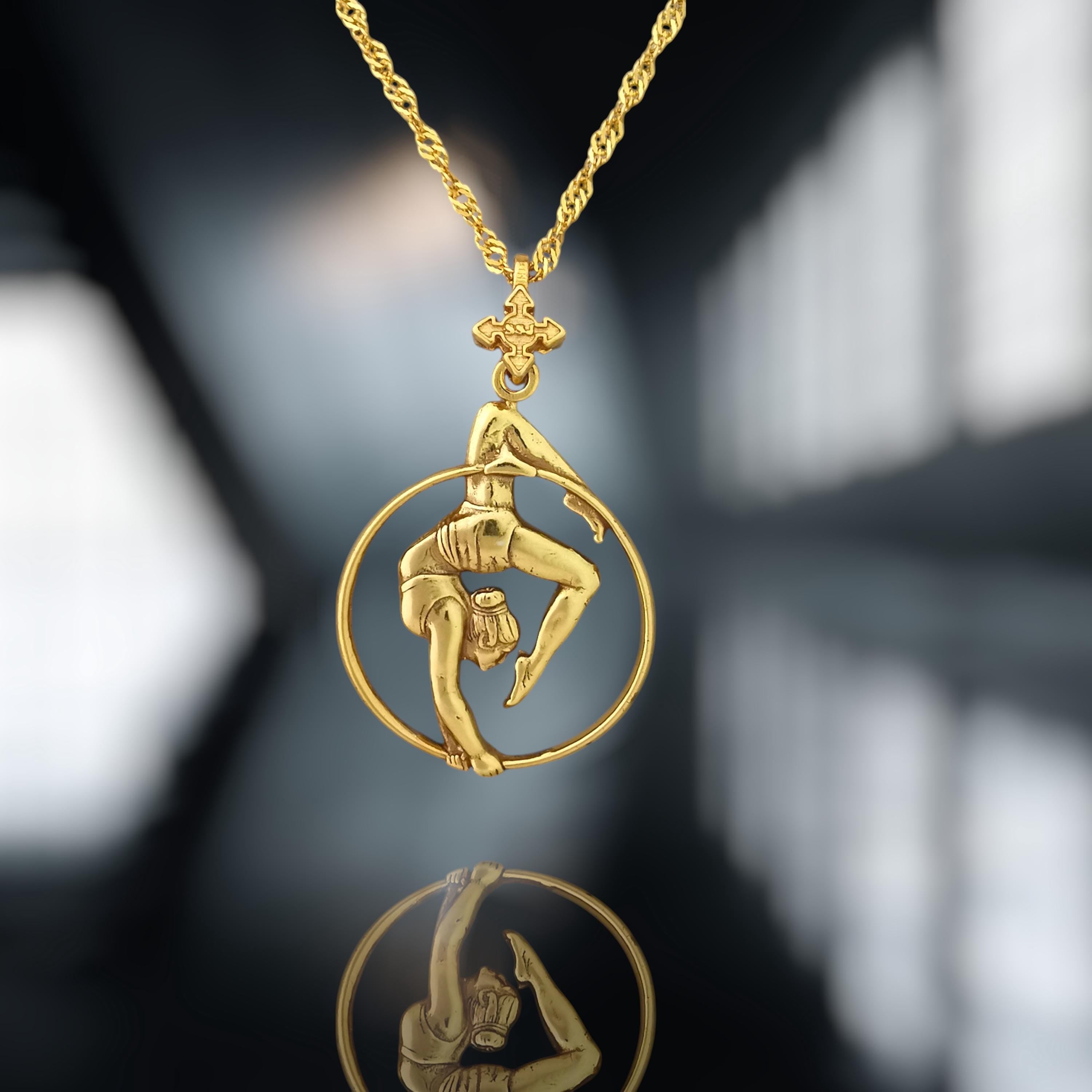 Въздушна акробатика – Женски спортен медальон от сребро 925 с позлатено покритие – Ръчно изработено бижу талисман за гимнастички и артистки – Идеален подарък за спортист, треньор или фен – SSJ