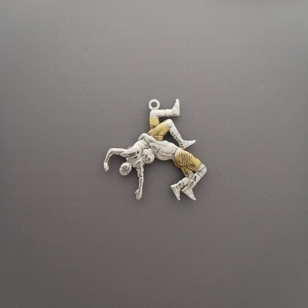 Борба – Мъжки спортен медальон от сребро 925 с частично позлатено покритие – Ръчно изработено бижу талисман за борци, треньори и фенове на бойните изкуства – SSJ
