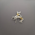 Борба – Мъжки спортен медальон от сребро 925 с частично позлатено покритие – Ръчно изработено бижу талисман за борци, треньори и фенове на бойните изкуства – SSJ