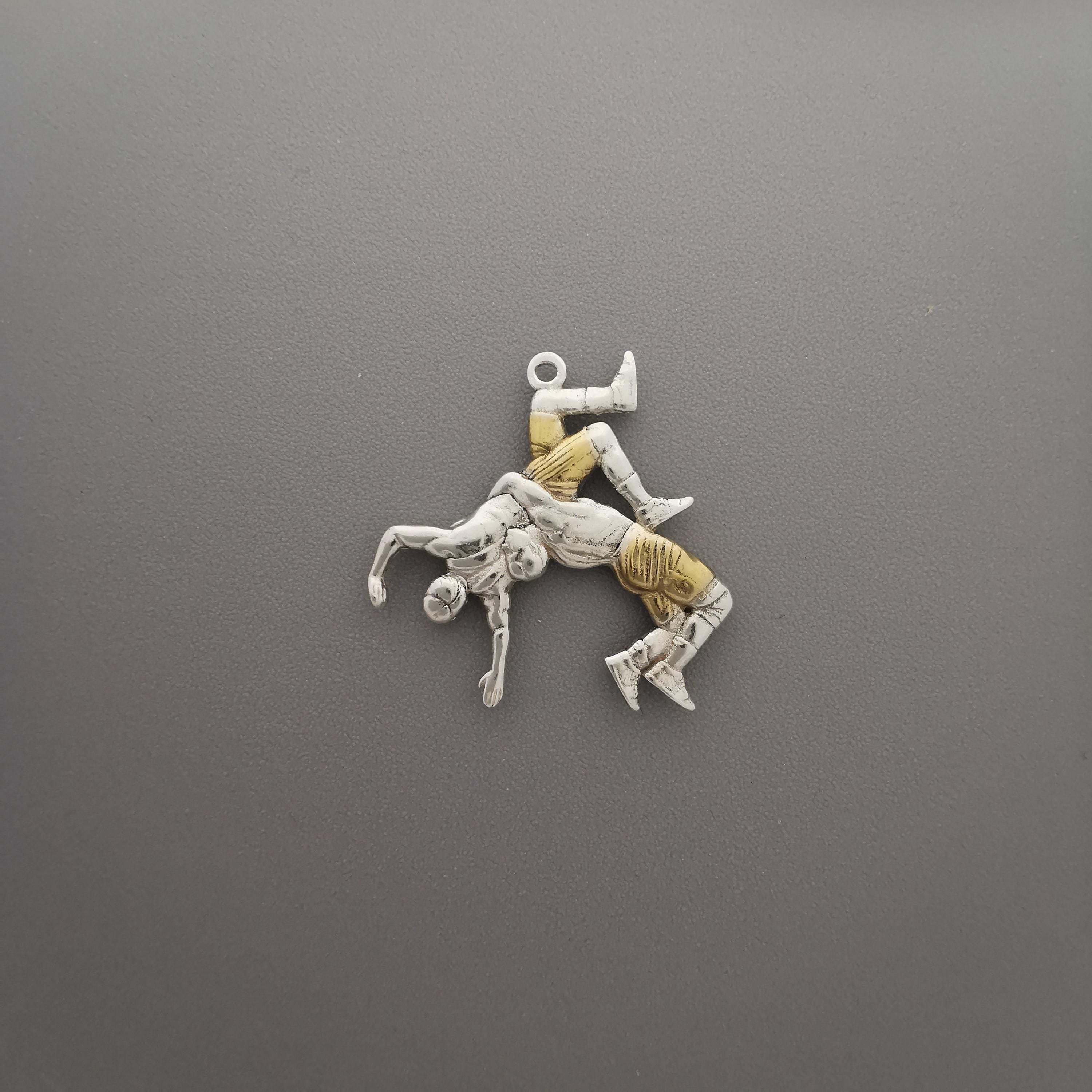 Борба – Мъжки спортен медальон от сребро 925 с частично позлатено покритие – Ръчно изработено бижу талисман за борци, треньори и фенове на бойните изкуства – SSJ