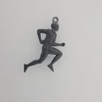 Атлет – Мъжки спортен медальон за бегачи, спринтьори и маратонци от сребро 925 с оксидирано покритие – Ръчно изработено бижу талисман за лекоатлети – SSJ