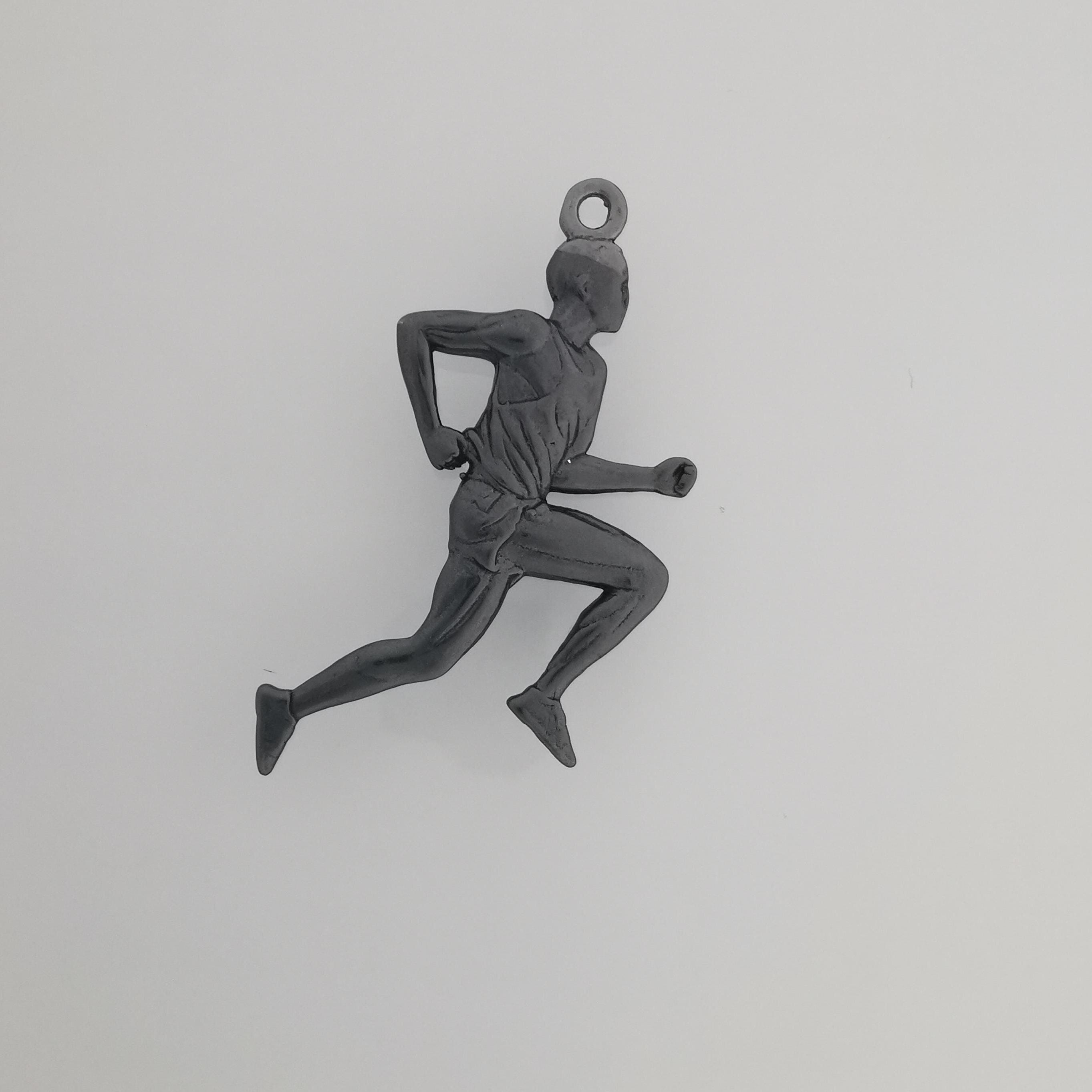 Атлет – Мъжки спортен медальон за бегачи, спринтьори и маратонци от сребро 925 с оксидирано покритие – Ръчно изработено бижу талисман за лекоатлети – SSJ