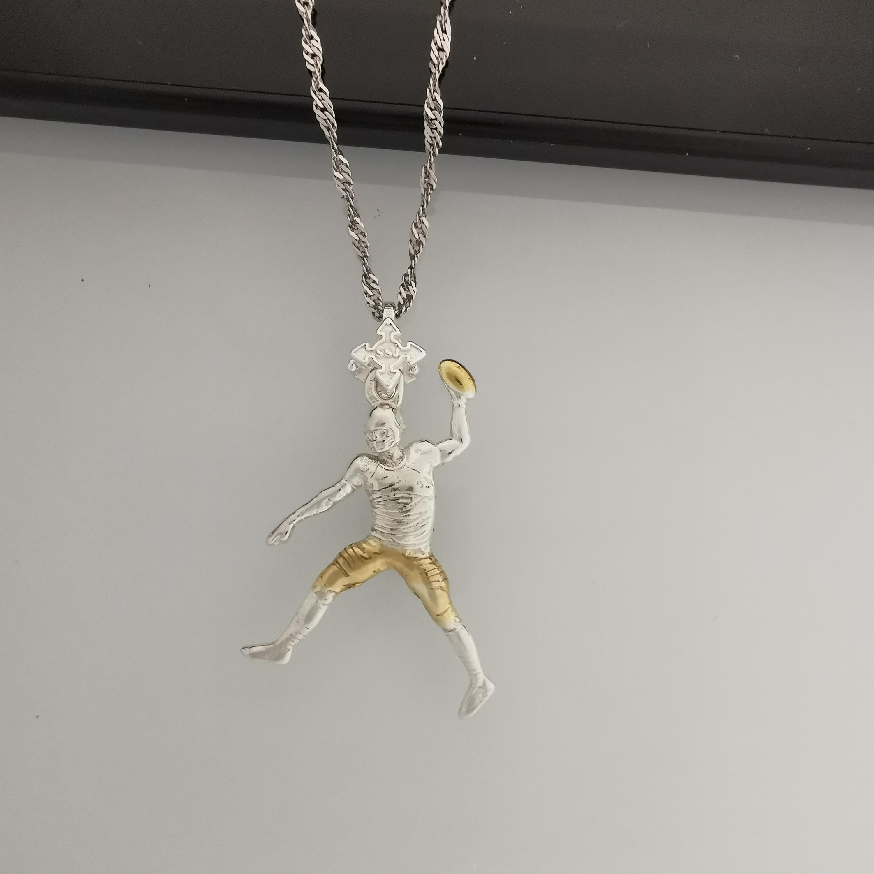 Американски футбол – Мъжки спортен медальон от сребро 925 с частично позлатено покритие – Ръчно изработено бижу талисман за спортисти и фенове – Идеален подарък за играч, треньор или почитател – SSJ