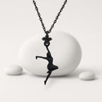 анцьорка – Дамски спортен медальон с оксидирано покритие – Сребро 925 – Ръчно изработено спортно бижу – Идеален подарък за жена, фенка на спортните танци – SSJ