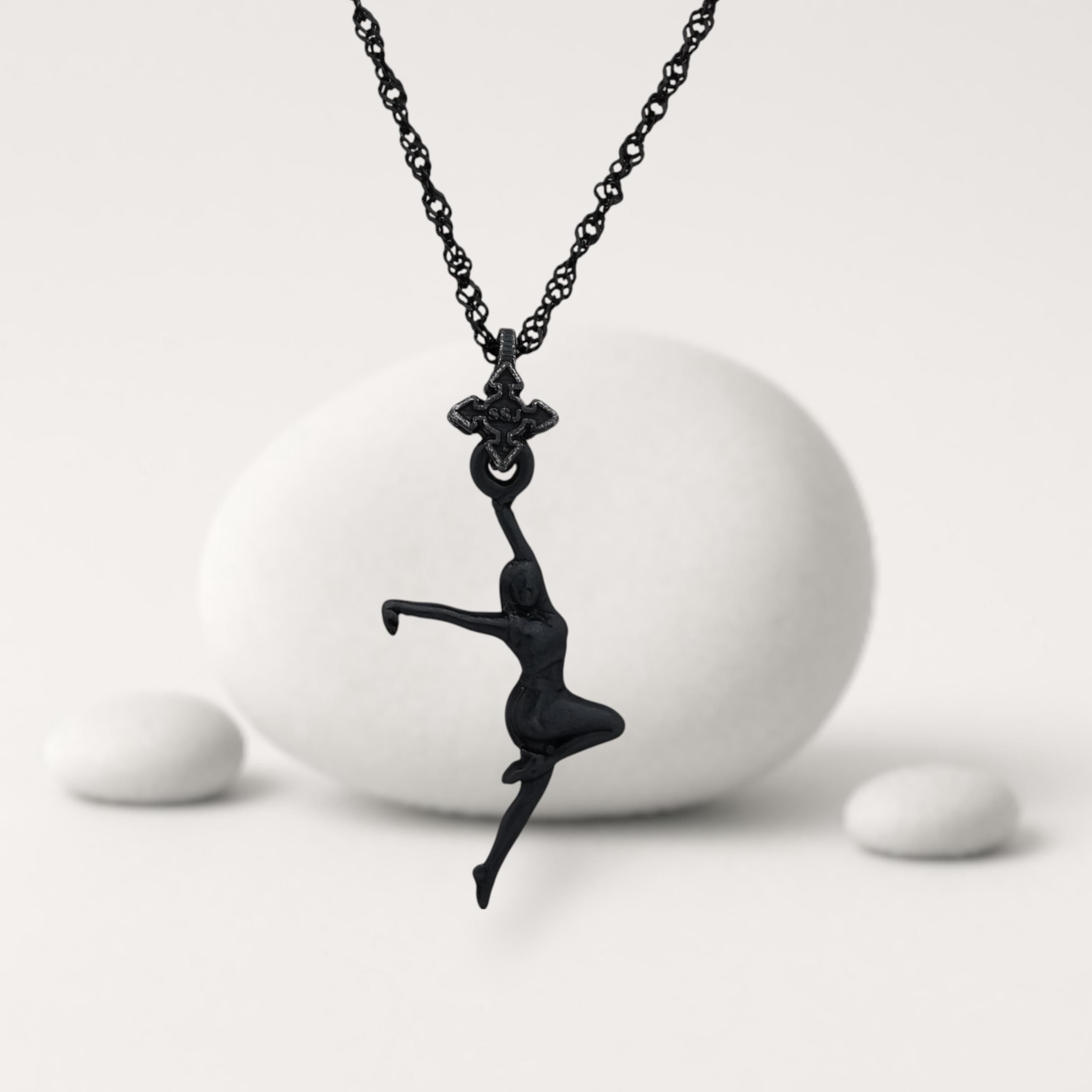 анцьорка – Дамски спортен медальон с оксидирано покритие – Сребро 925 – Ръчно изработено спортно бижу – Идеален подарък за жена, фенка на спортните танци – SSJ