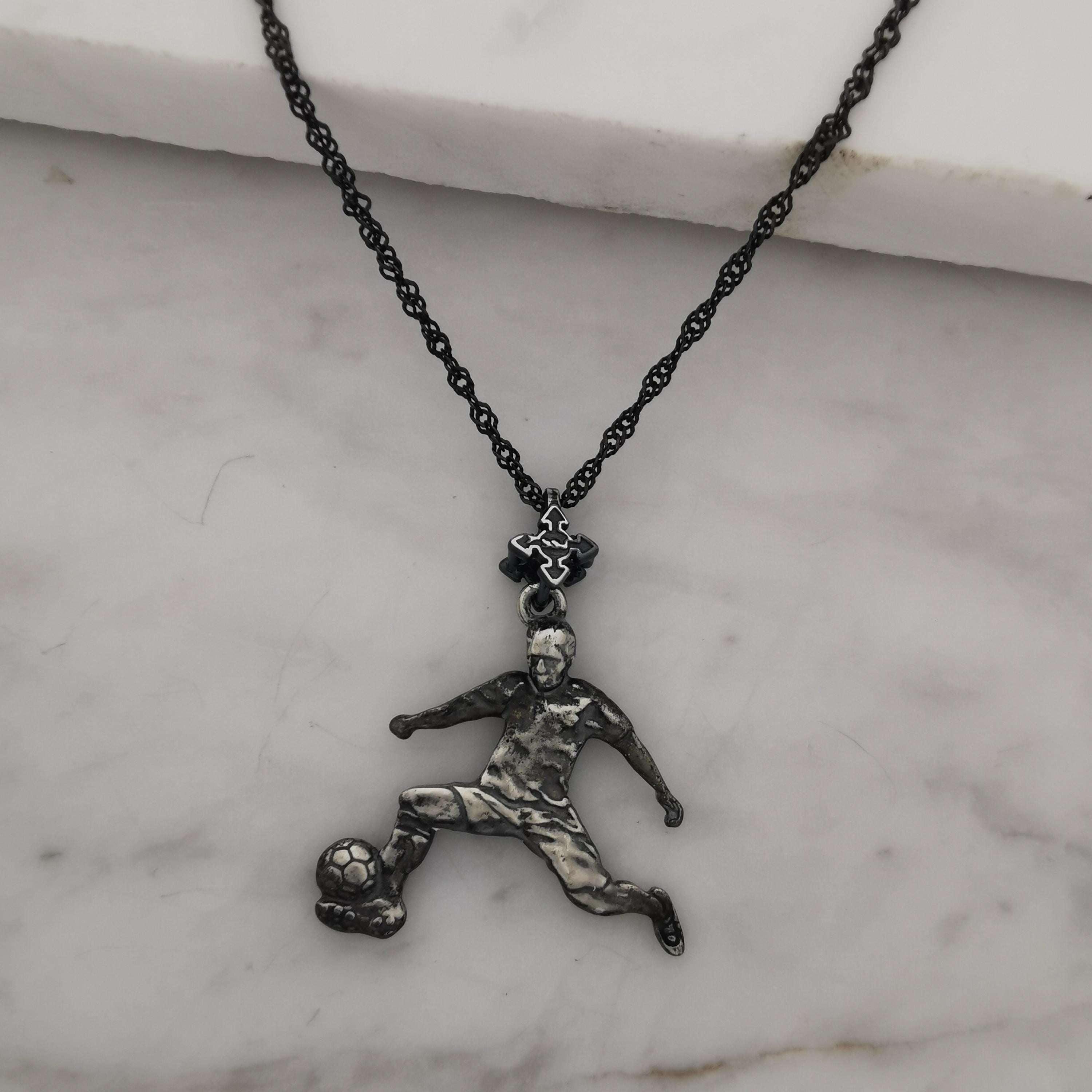 Футболист (удар с крак) – Мъжки спортен медальон от сребро 925 с винтидж покритие – Ръчно изработено спортно бижу – Идеален подарък за мъж, фен на футбола – SSJ