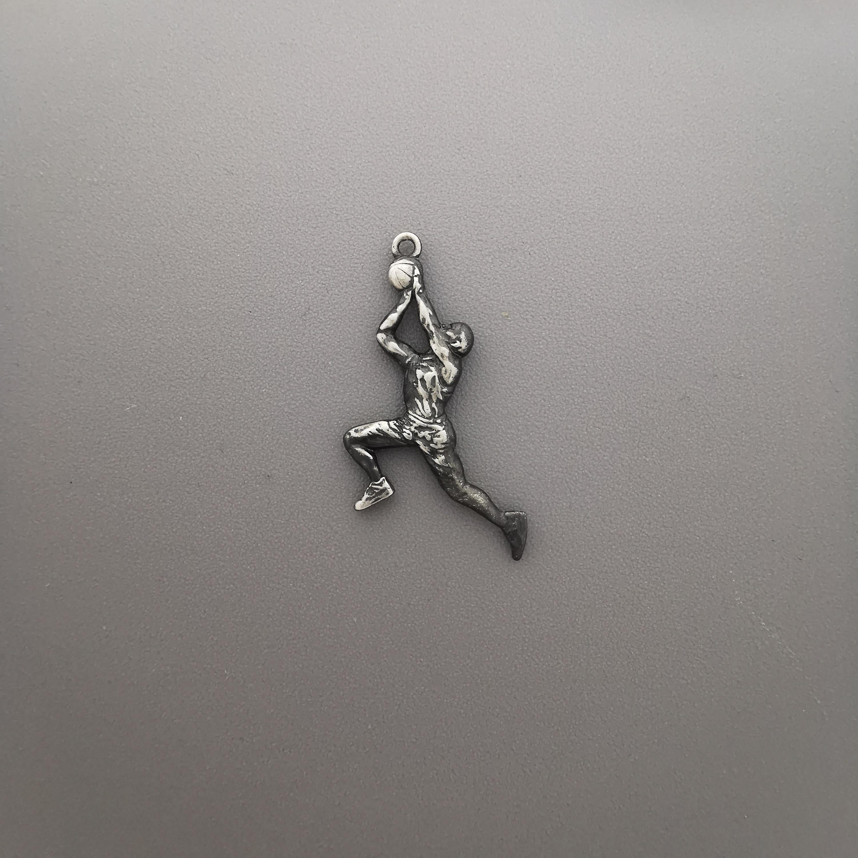Баскетбол – Мъжки спортен медальон от сребро 925 с винтидж покритие – Ръчно изработено бижу талисман за баскетболисти и фенове – Идеален подарък за спортист, треньор или почитател – SSJ