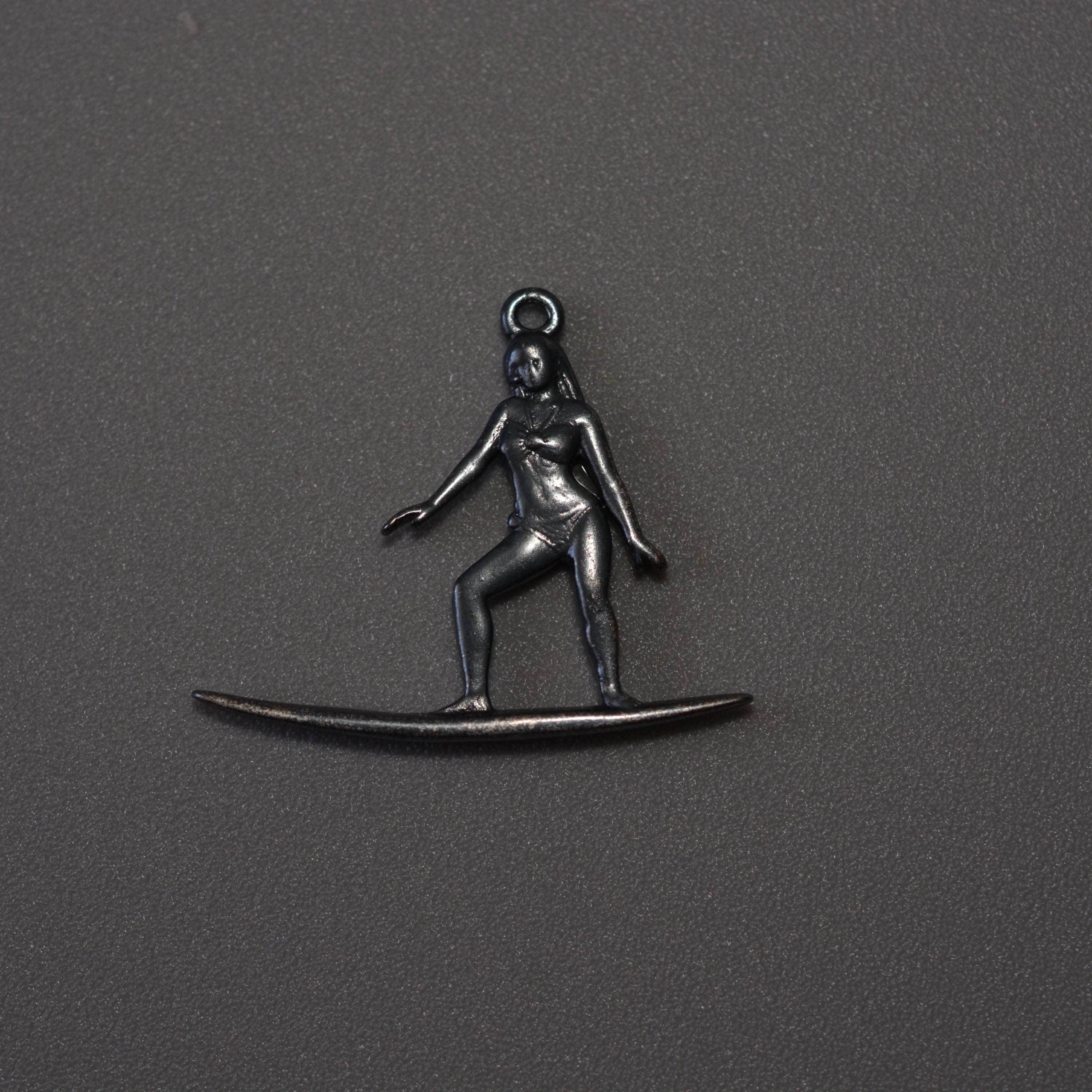 Сърфистка – Дамски спортен медальон от сребро 925 с оксидирано покритие – Ръчно изработено спортно бижу – Идеален подарък за жена, фенка на сърфа – SSJ