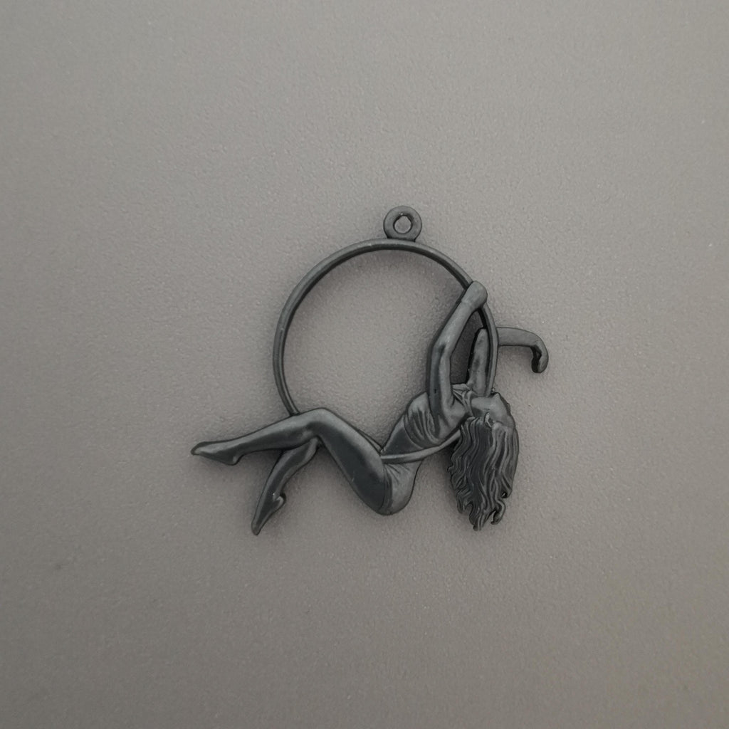 Въздушна акробатика – Женски спортен медальон от сребро 925 с оксидирано черно покритие – Ръчно изработено бижу талисман за гимнастички и танцьорки – Идеален подарък за спортист, треньор или артист – SSJ