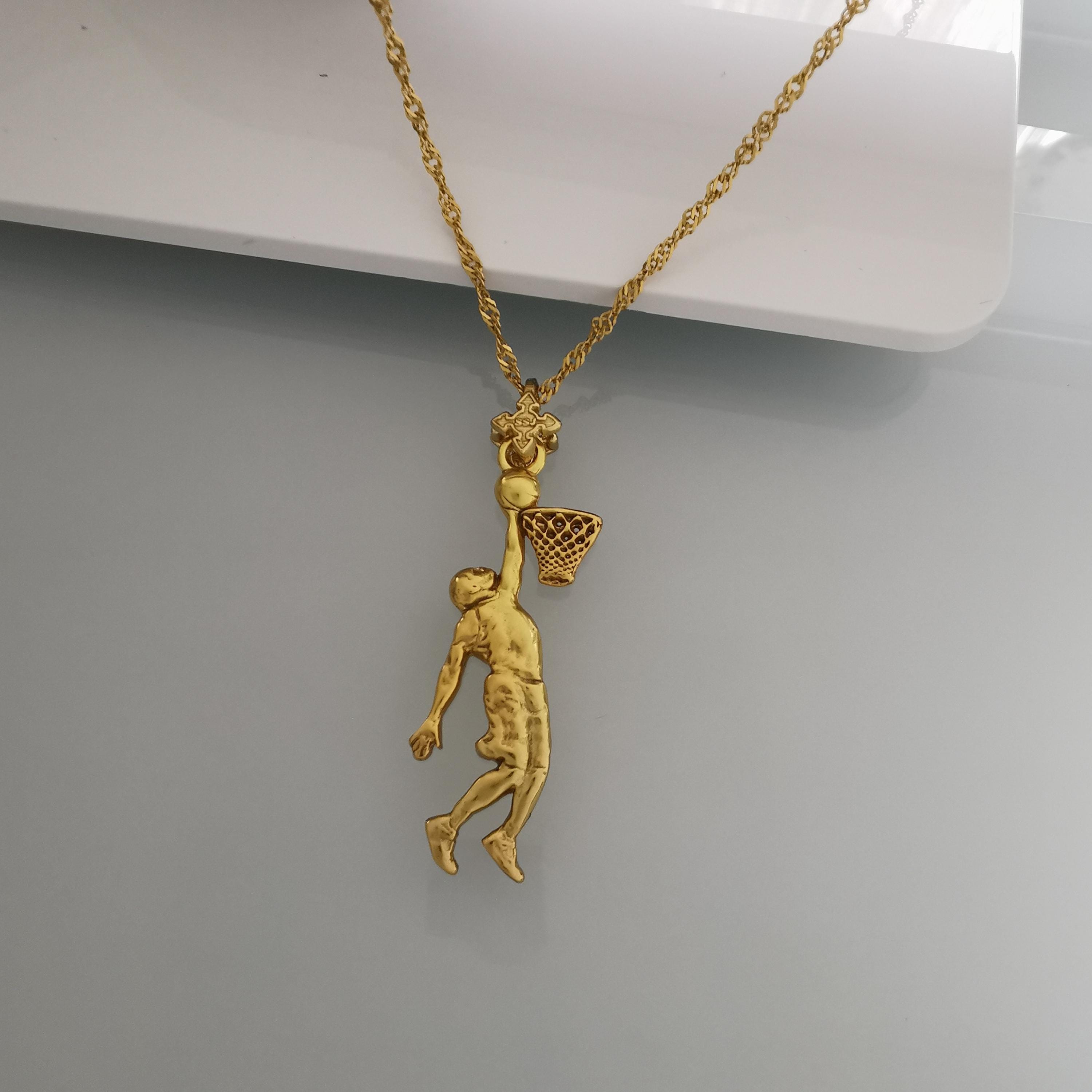 Баскетбол – Мъжки спортен медальон от сребро 925 с позлатено покритие – Ръчно изработено бижу талисман за баскетболисти и фенове – Идеален подарък за спортист или треньор – SSJ