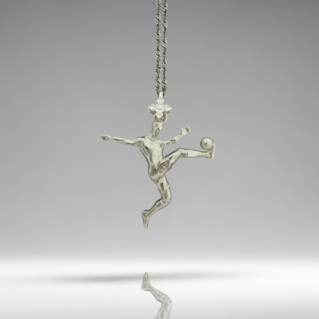 Футболист (воле) – Мъжки спортен медальон от сребро 925 с класическо покритие – Ръчно изработено спортно бижу – Идеален подарък за мъж, фен на футбола – SSJ