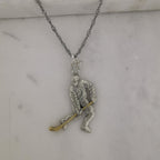 Хокеист (водене на шайба) – Мъжки спортен медальон от сребро 925 с частично позлатено покритие – Ръчно изработено спортно бижу – Идеален подарък за мъж, фен на хокея – SSJ