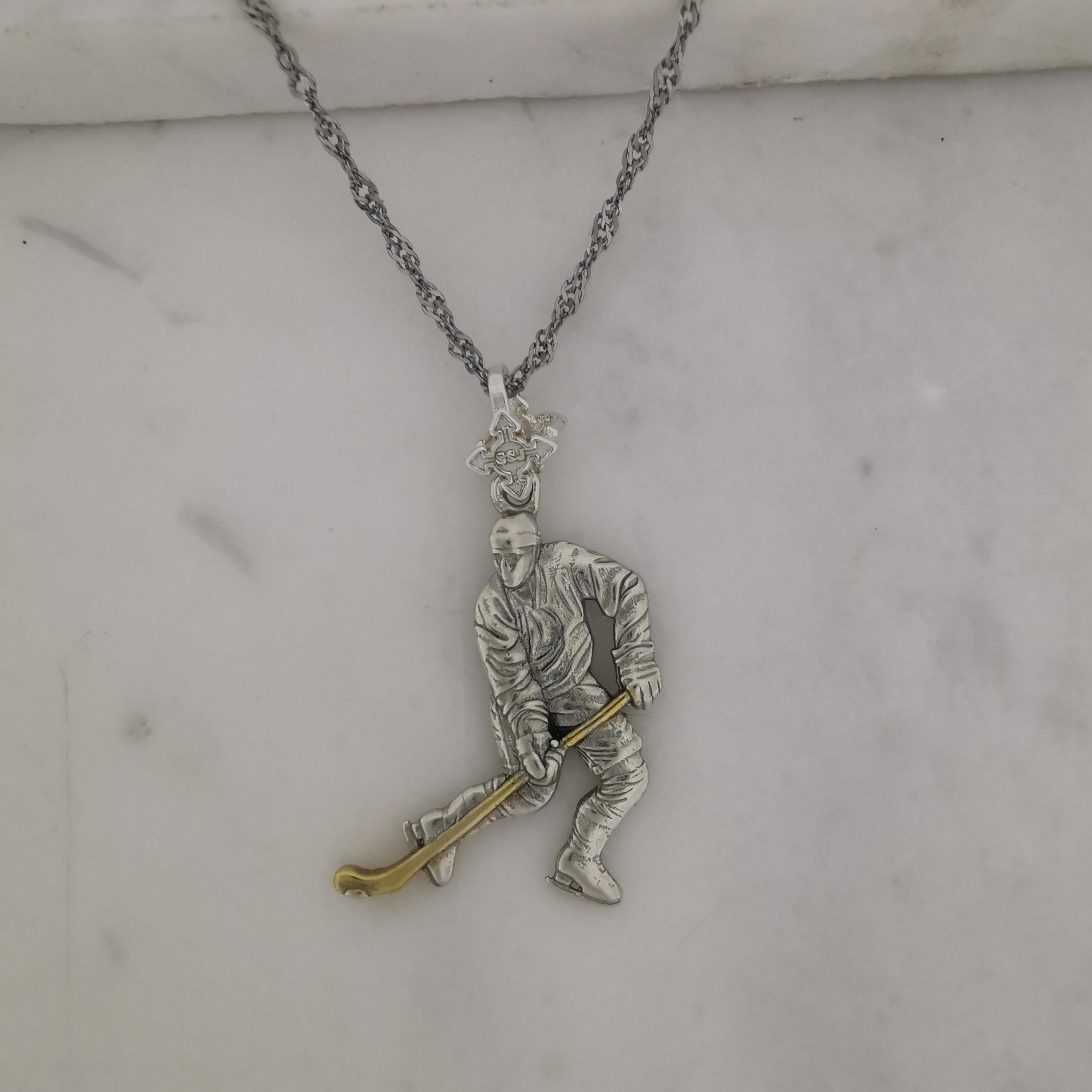 Хокеист (водене на шайба) – Мъжки спортен медальон от сребро 925 с частично позлатено покритие – Ръчно изработено спортно бижу – Идеален подарък за мъж, фен на хокея – SSJ
