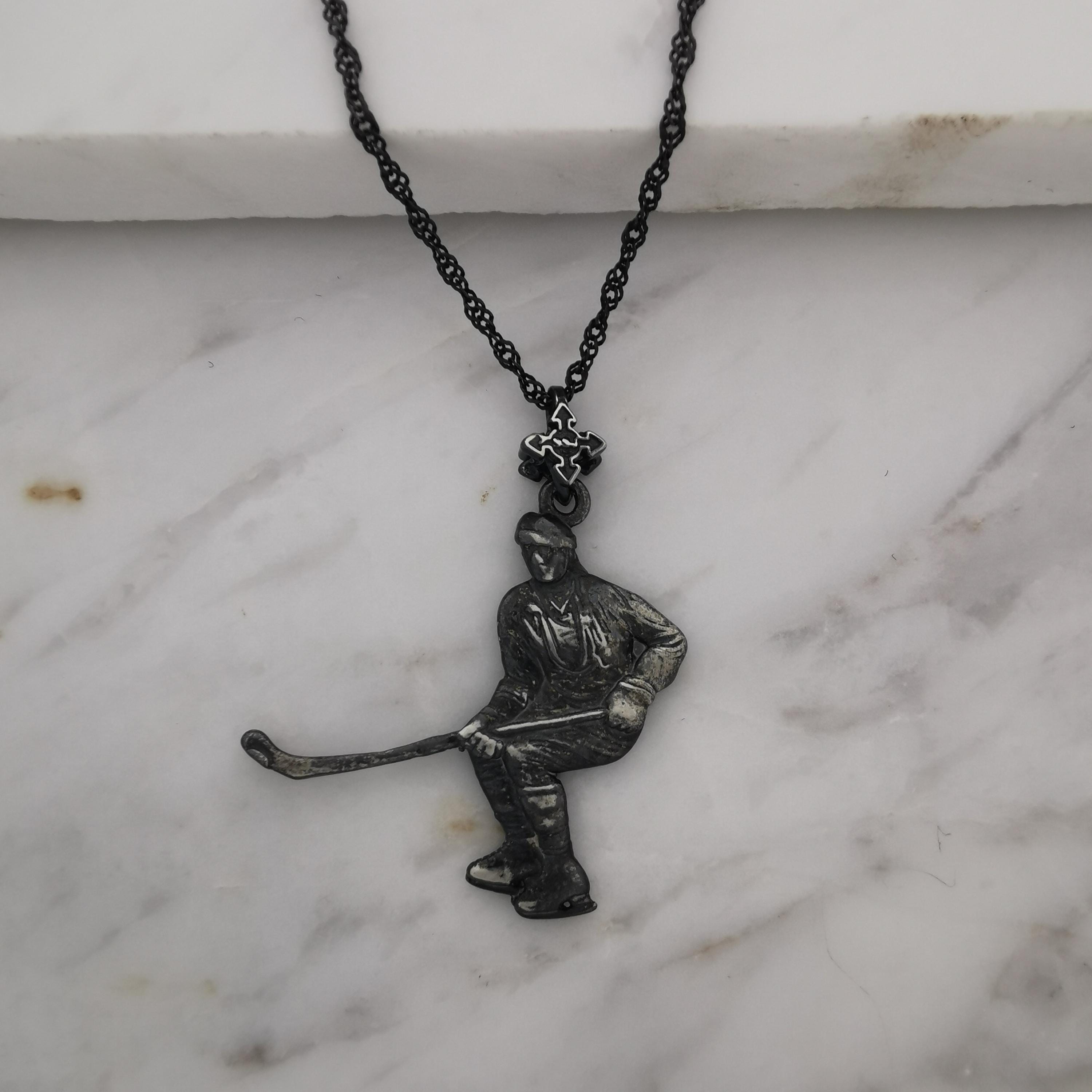 Хокеист – Мъжки спортен медальон от сребро 925 с винтидж покритие – Ръчно изработено спортно бижу – Идеален подарък за мъж, фен на хокея – SSJ