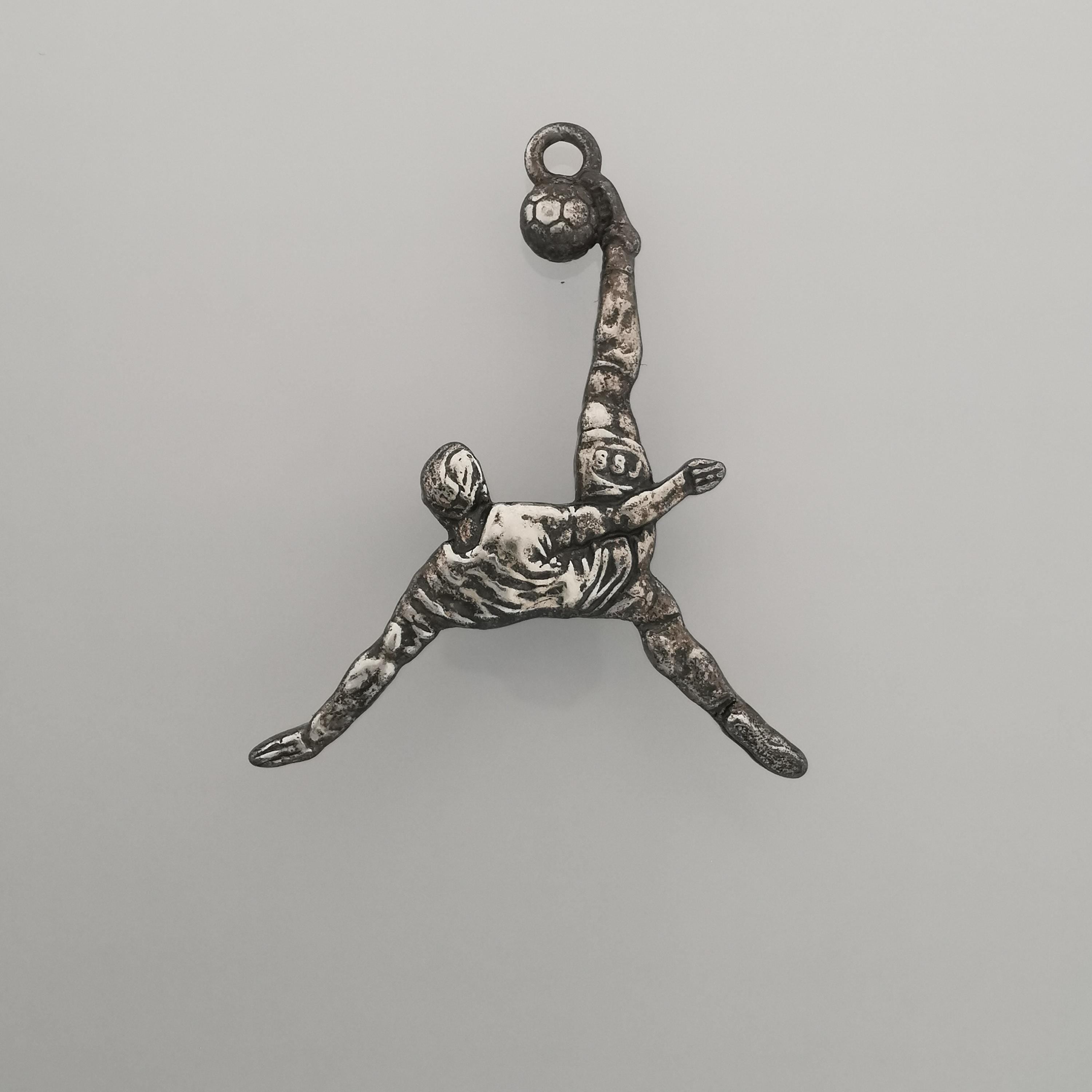 Футболист (задна ножица) – Мъжки спортен медальон от сребро 925 с винтидж покритие – Ръчно изработено спортно бижу – Идеален подарък за мъж, фен на футбола – SSJ