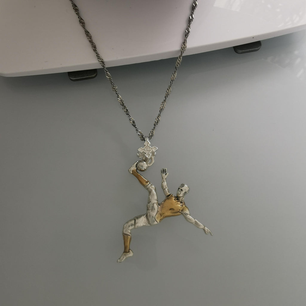 Футболист (задна ножица) – Мъжки спортен медальон от сребро 925 с частично позлатено покритие – Ръчно изработено спортно бижу – Идеален подарък за мъж, фен на футбола – SSJ