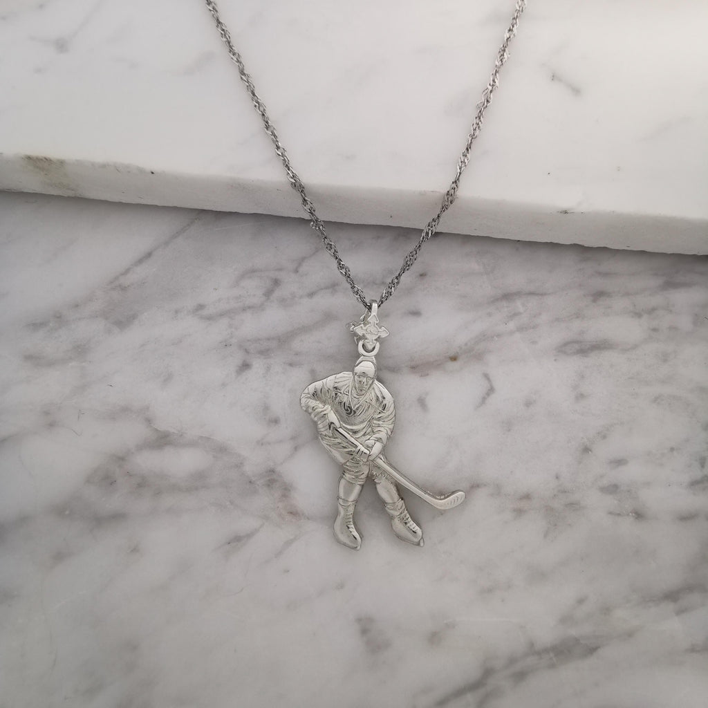 Хокеист (удар с шайба) – Мъжки спортен медальон от сребро 925 с класическо покритие – Ръчно изработено спортно бижу – Идеален подарък за мъж, фен на хокея – SSJ