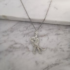 Хокеист (удар с шайба) – Мъжки спортен медальон от сребро 925 с класическо покритие – Ръчно изработено спортно бижу – Идеален подарък за мъж, фен на хокея – SSJ