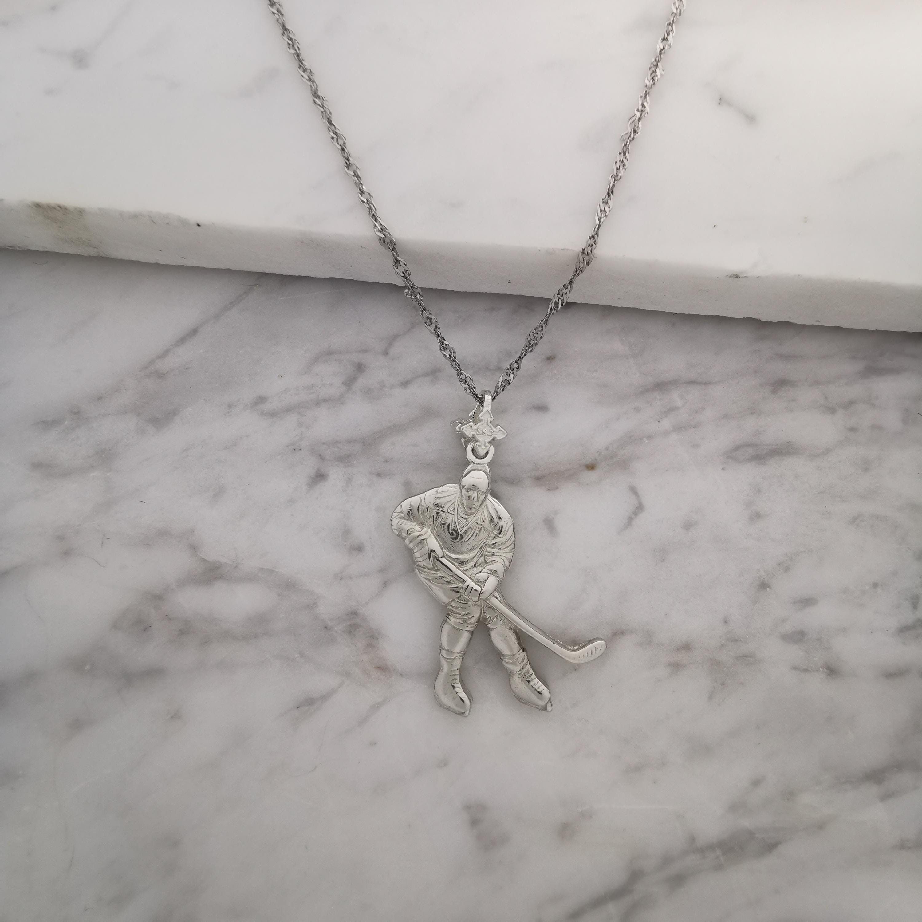 Хокеист (удар с шайба) – Мъжки спортен медальон от сребро 925 с класическо покритие – Ръчно изработено спортно бижу – Идеален подарък за мъж, фен на хокея – SSJ
