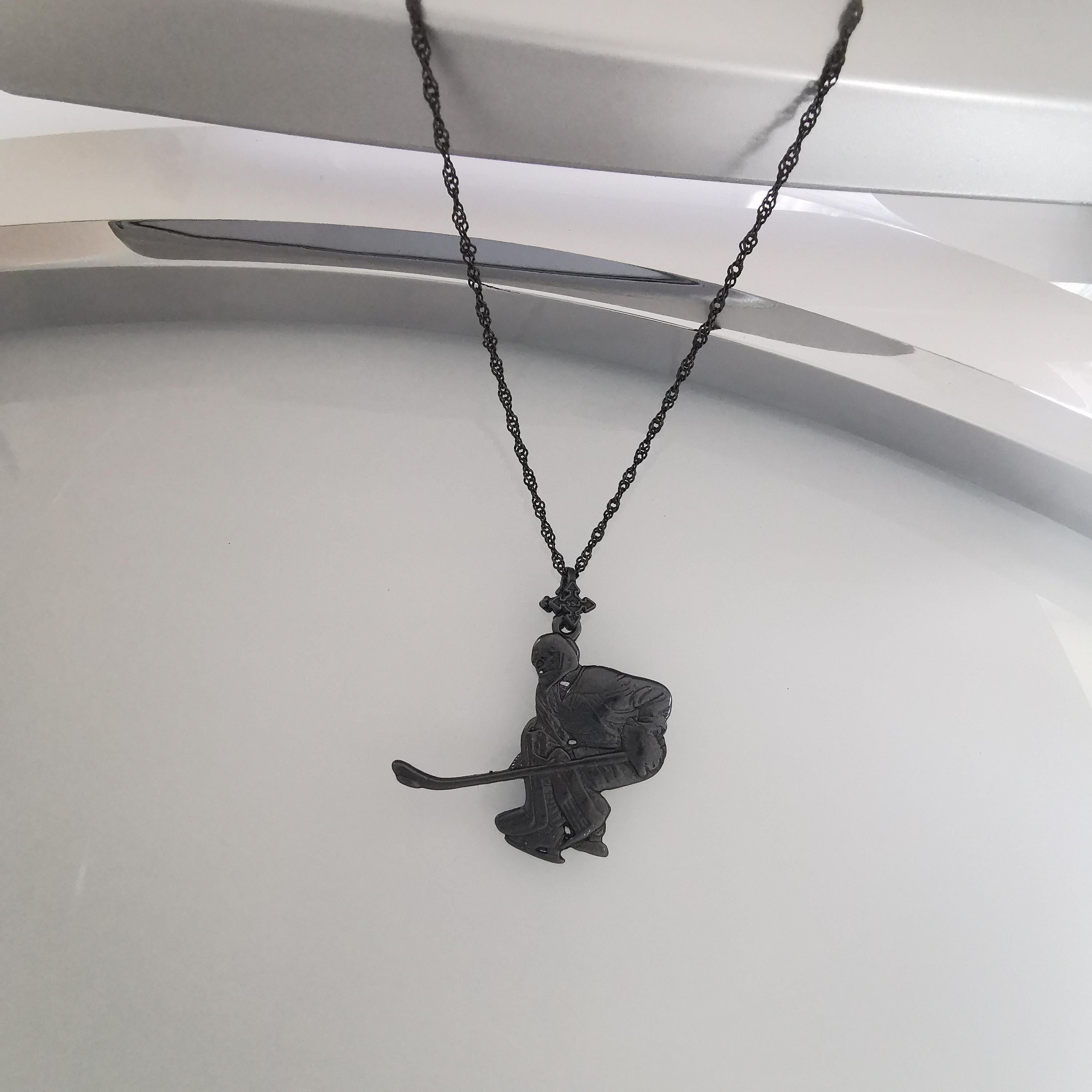 Хокеист (вратар) – Мъжки спортен медальон от сребро 925 с оксидирано покритие – Ръчно изработено спортно бижу – Идеален подарък за мъж, фен на хокея – SSJ