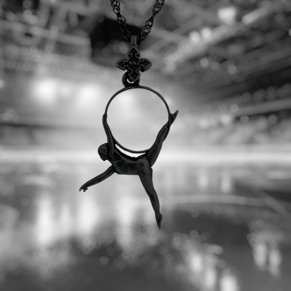 Въздушна акробатика – Женски спортен медальон от сребро 925 с оксидирано покритие – Ръчно изработено бижу талисман за гимнастички и танцьорки – Идеален подарък за спортист, треньор или фен – SSJ