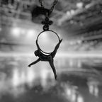 Въздушна акробатика – Женски спортен медальон от сребро 925 с оксидирано покритие – Ръчно изработено бижу талисман за гимнастички и танцьорки – Идеален подарък за спортист, треньор или фен – SSJ