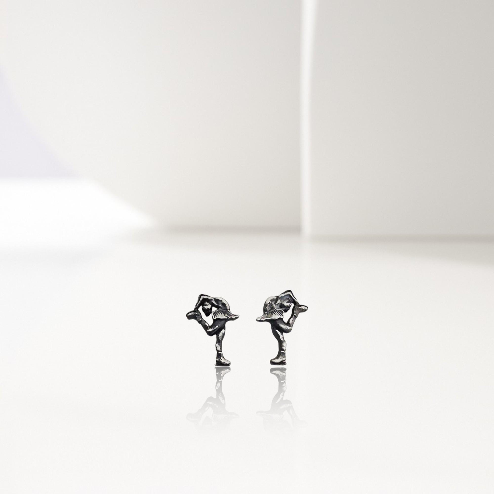 Фигурно пързаляне (Биелманов пирует) – Дамски сребърни обеци с винтидж покритие – Ръчно изработени спортни бижута – Идеален подарък за жена, фенка на фигурното пързаляне – SSJ