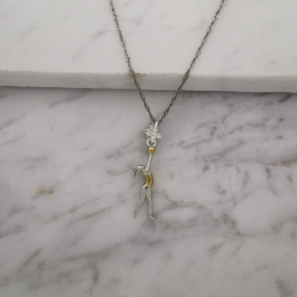 Художествена гимнастика (съчетание с топка) – Дамски спортен медальон от сребро 925 с частично позлатено покритие – Ръчно изработено спортно бижу – Идеален подарък за жена, фенка на художествената гимнастика – SSJ