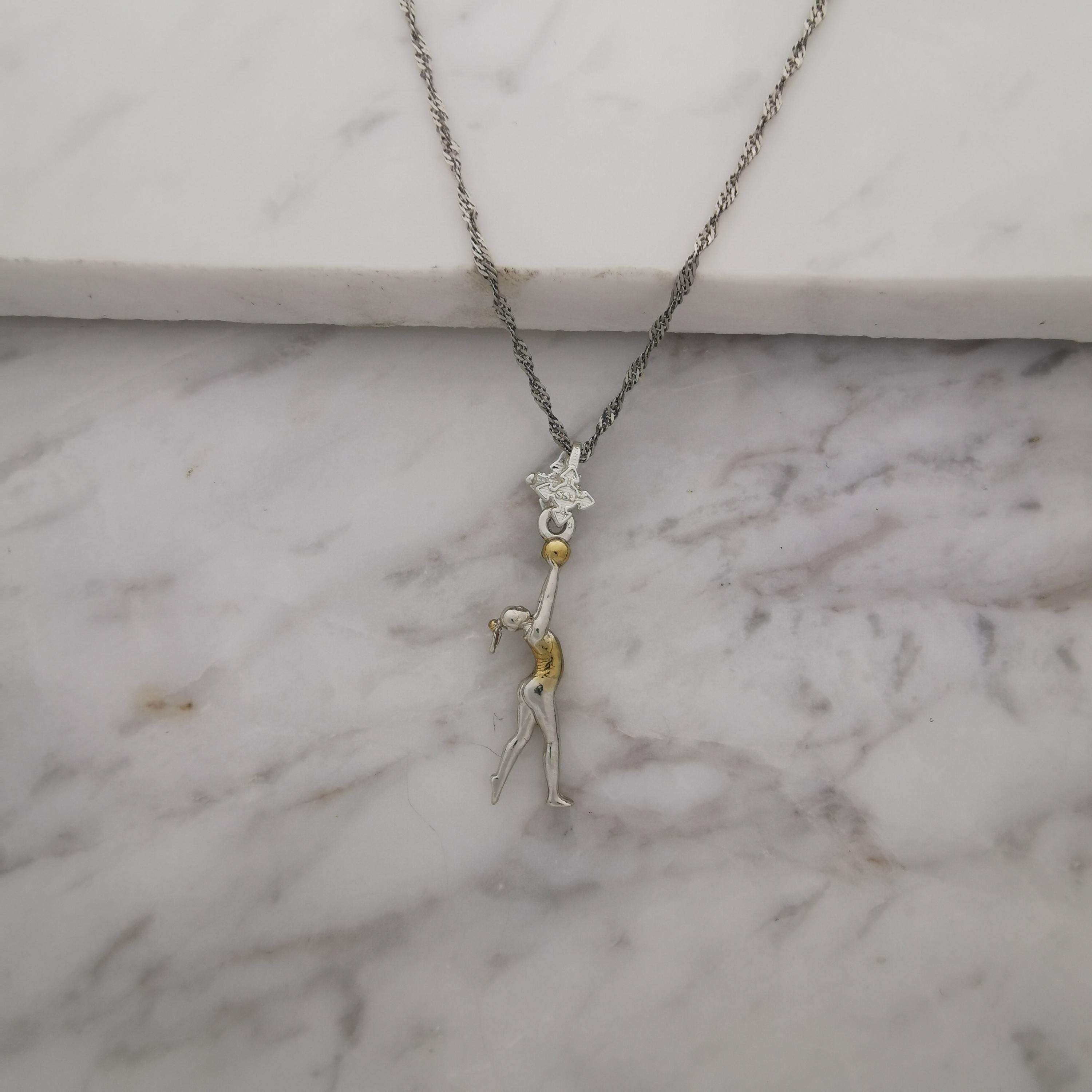 Художествена гимнастика (съчетание с топка) – Дамски спортен медальон от сребро 925 с частично позлатено покритие – Ръчно изработено спортно бижу – Идеален подарък за жена, фенка на художествената гимнастика – SSJ