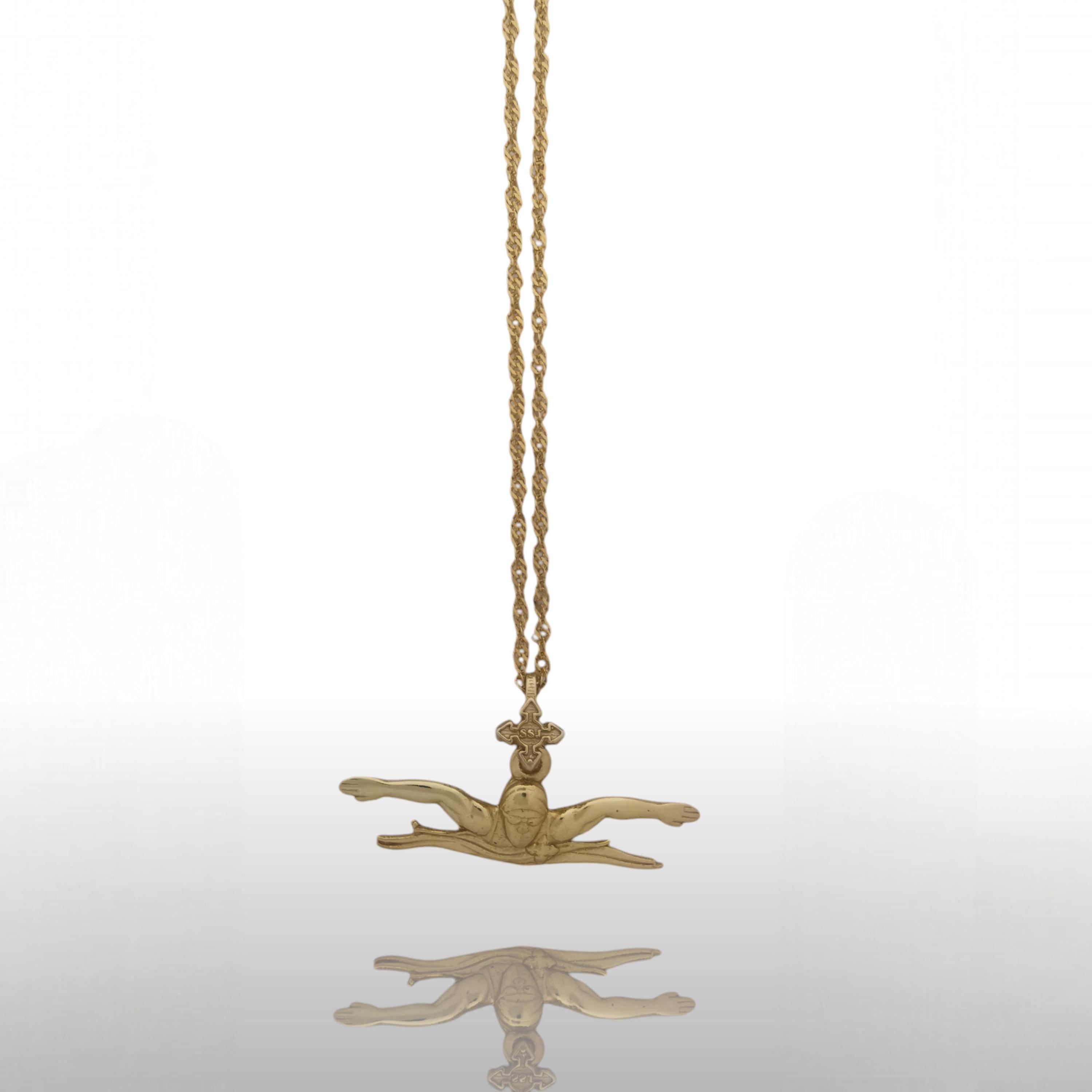 Плуване (Бътерфлай) – Мъжки спортен медальон от сребро 925 с позлатено покритие – Ръчно изработено спортно бижу – Идеален подарък за мъж, фен на плуването – SSJ