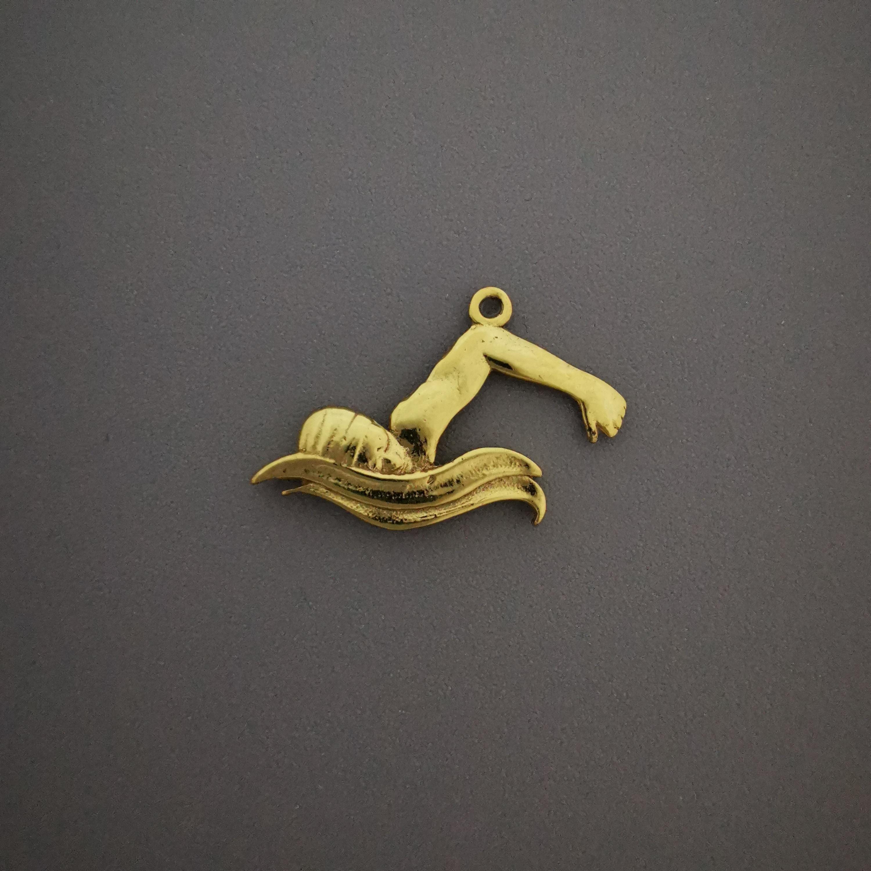 Плувец (кроул) – Мъжки спортен медальон от сребро 925 с позлатено покритие – Ръчно изработено спортно бижу – Идеален подарък за мъж, фен на плуването – SSJ