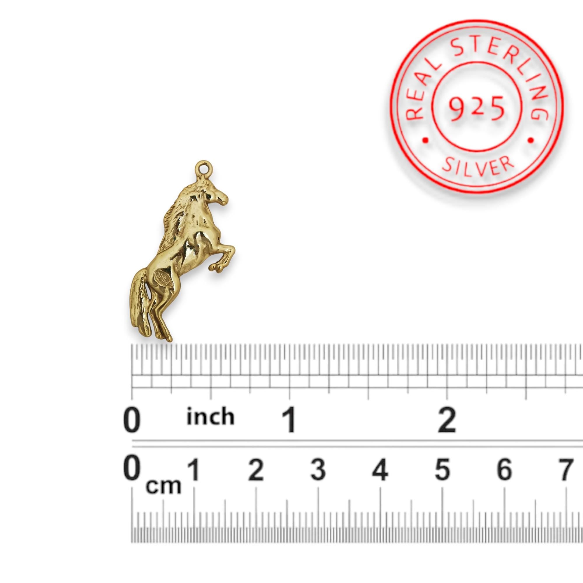 Кон – Мъжки спортен медальон с позлатено покритие – Сребро 925 – Ръчно изработено бижу/талисман конен спорт – Идеален подарък – SSJ