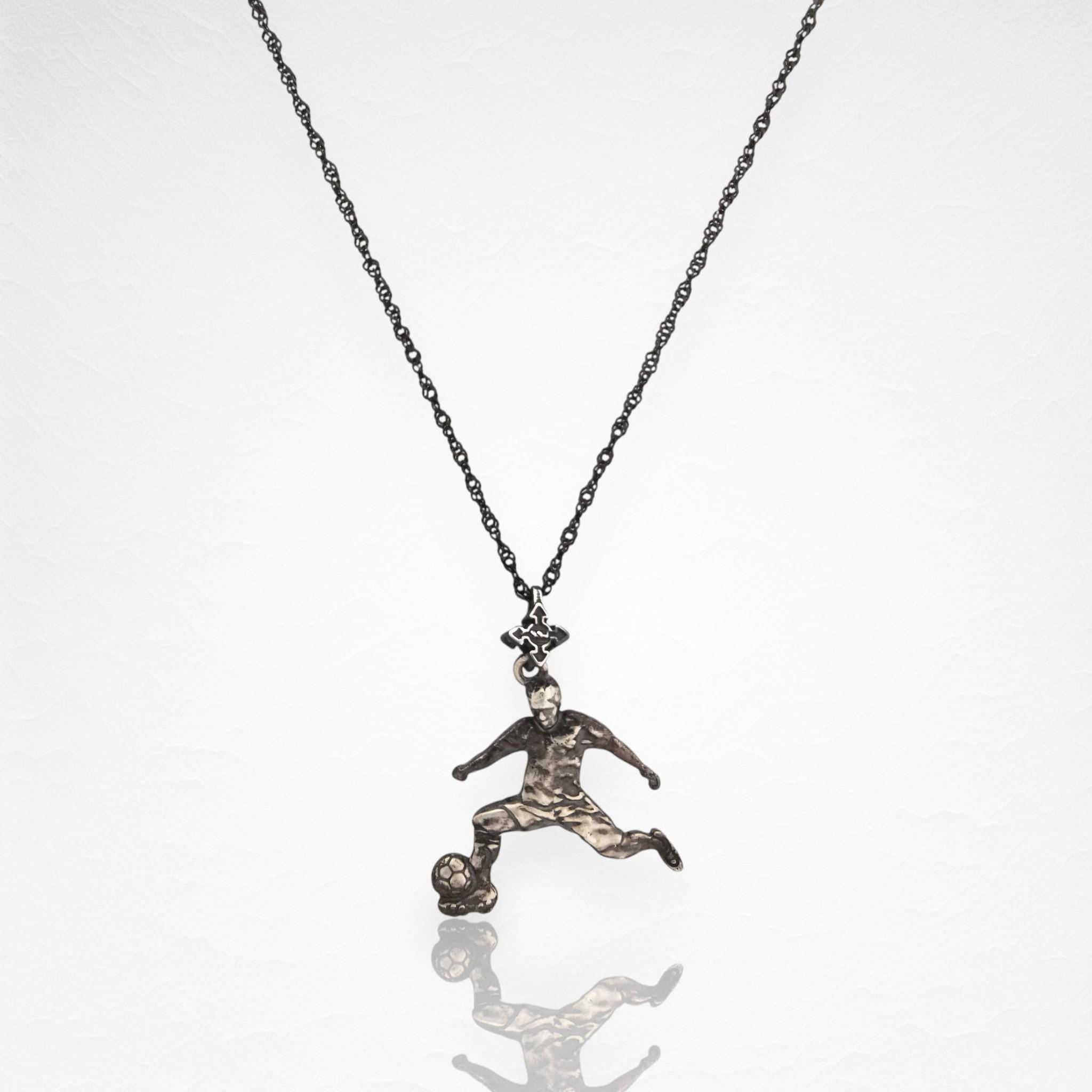 Футболист (удар с крак) – Мъжки спортен медальон от сребро 925 с винтидж покритие – Ръчно изработено спортно бижу – Идеален подарък за мъж, фен на футбола – SSJ