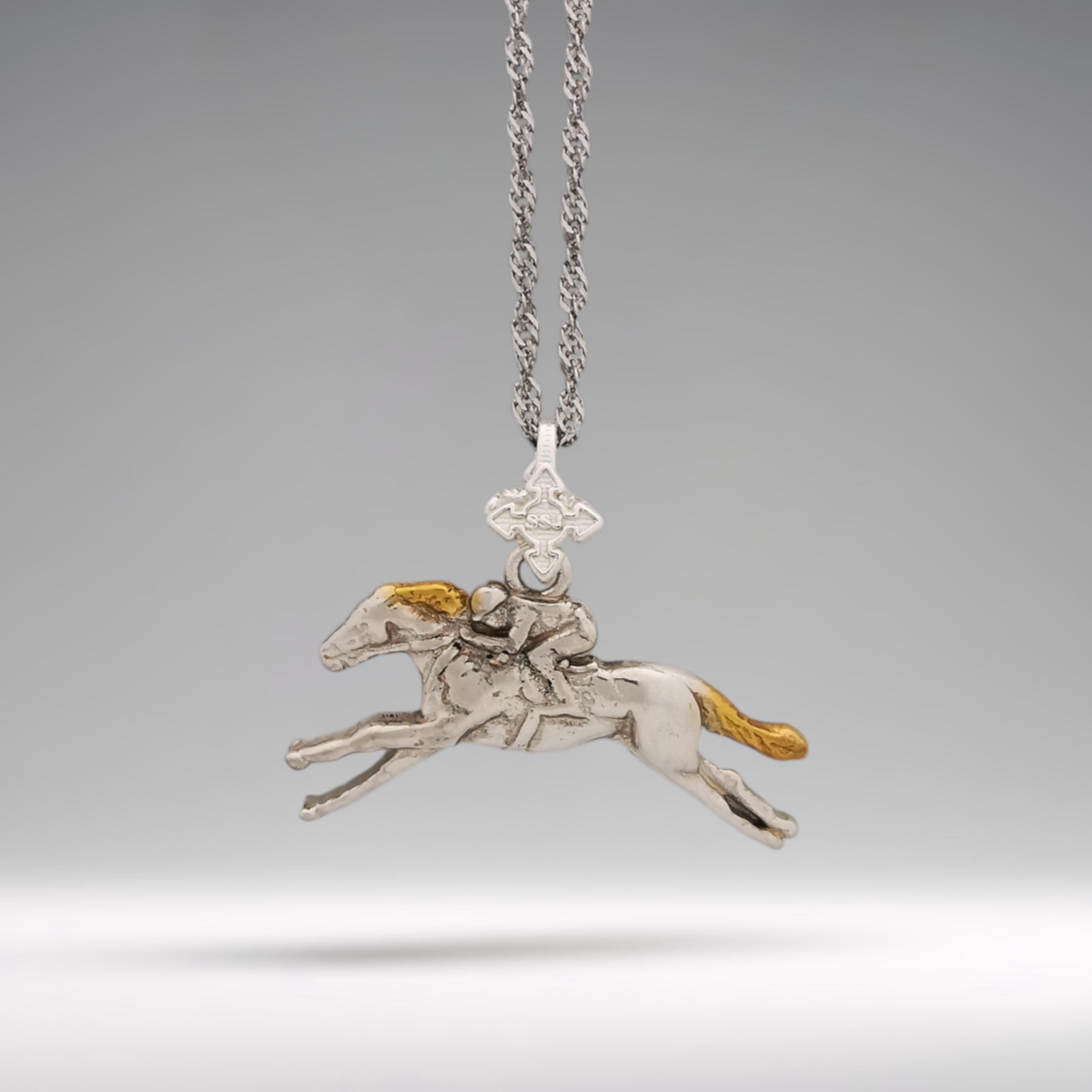 Конни надбягвания – Мъжки медальон „Жокей на състезателен кон“ – Частично позлатено покритие – Сребро 925 – Ръчно изработено спортно бижу/талисман за конен спорт – Идеален подарък за мъж – SSJ