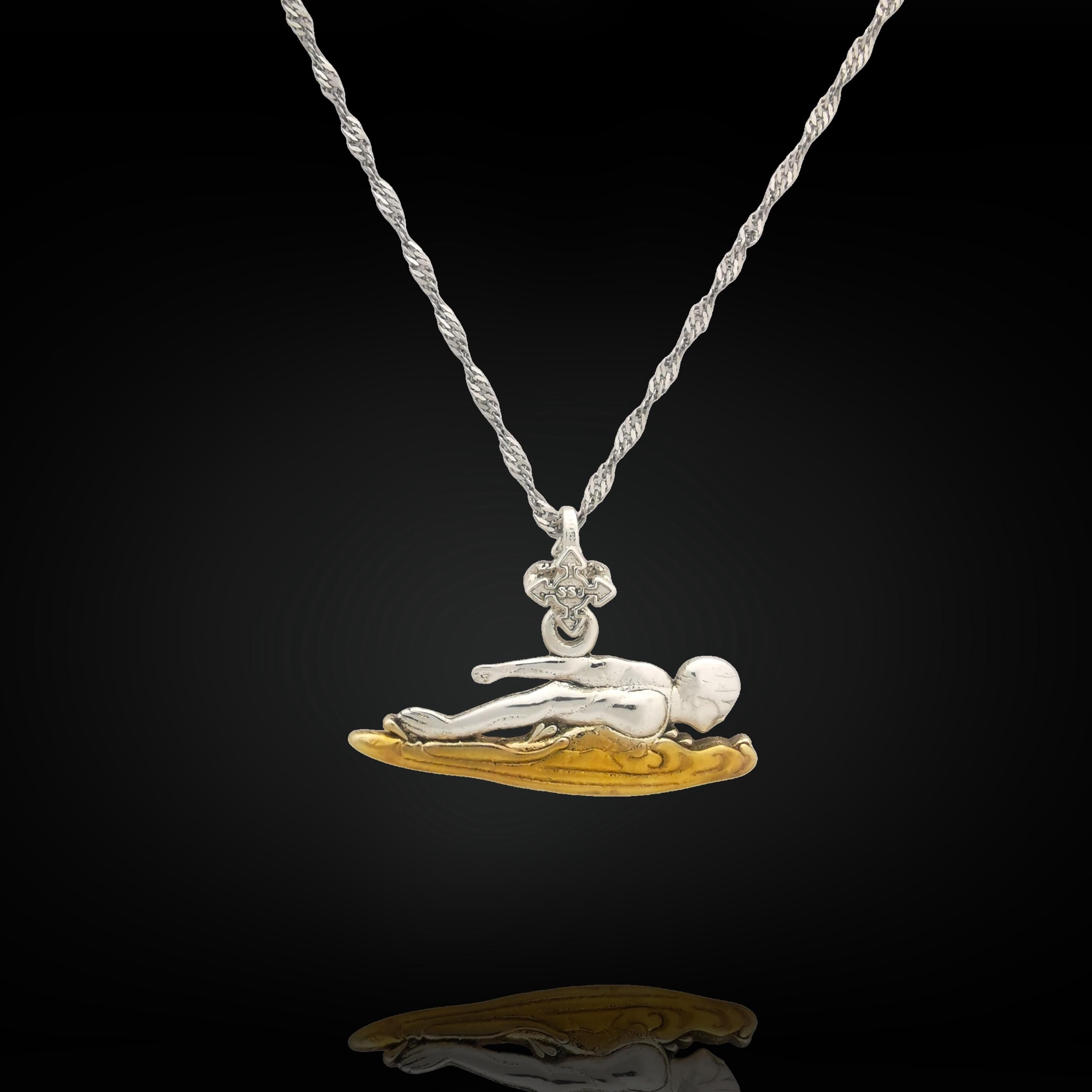 Плувец (бътерфлай) – Мъжки спортен медальон от сребро 925 с частично позлатено покритие – Ръчно изработено спортно бижу – Идеален подарък за мъж, фен на плуването – SSJ