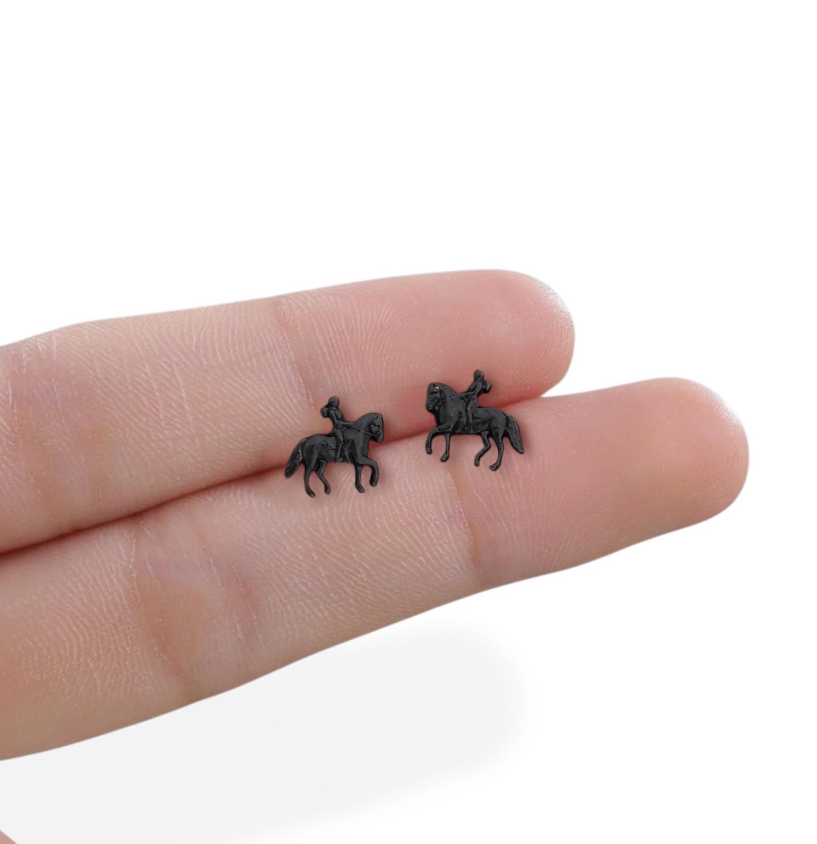 Конен спорт – Дамски обеци с фигура на ездачка – Оксидирано сребро 925 – Ръчно изработени спортни бижута/талисмани конна езда – Идеален подарък за жена – SSJ