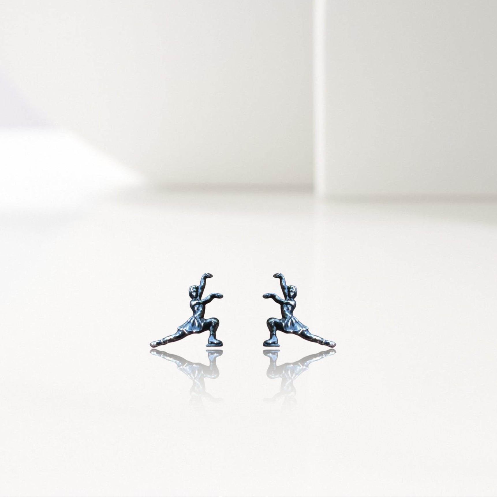 Фигурно пързаляне – Дамски обеци от сребро 925 с винтидж покритие – Ръчно изработени спортни бижута – Идеален подарък за жена, фенка на фигурното пързаляне – SSJ