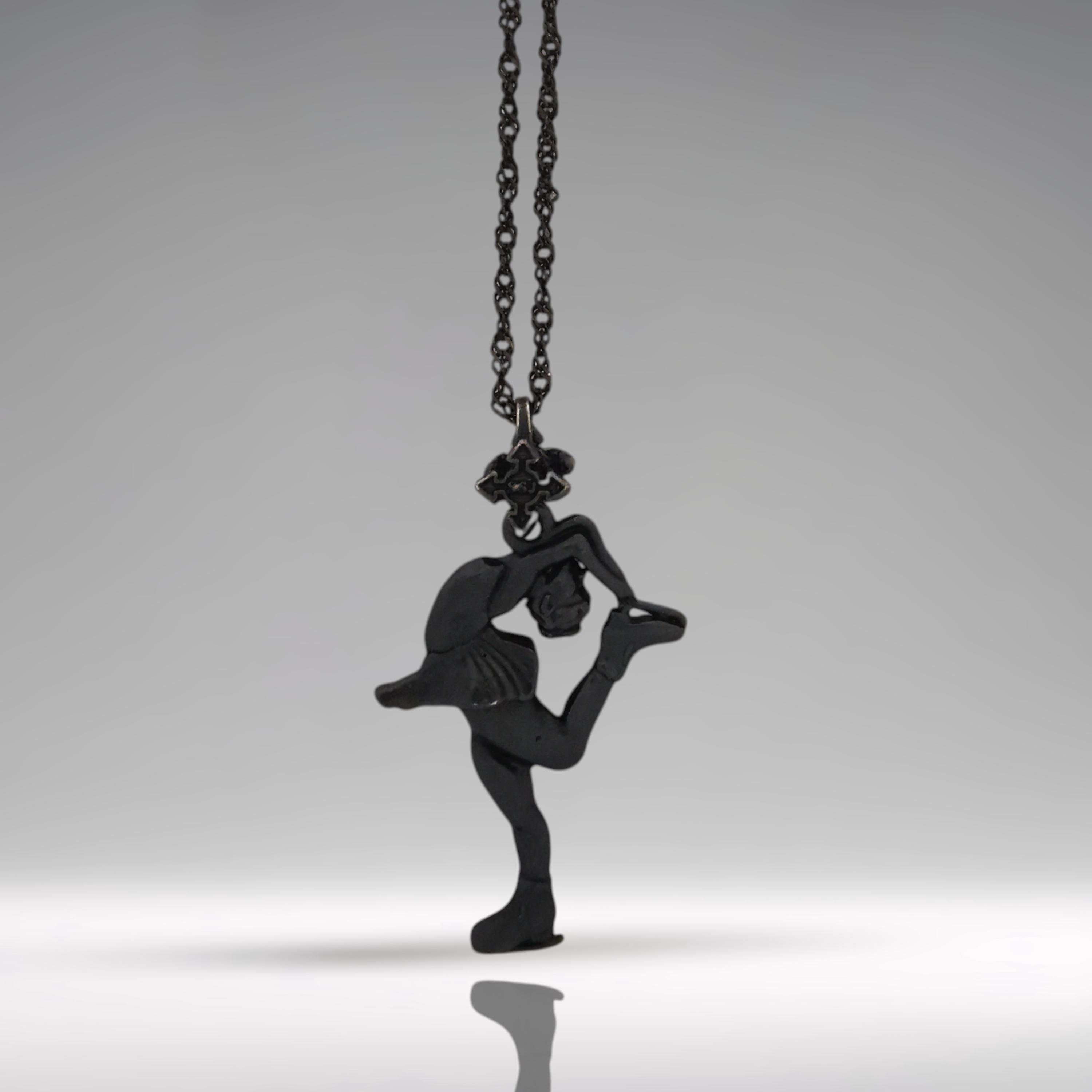 Фигурно пързаляне (Биелманов пирует) – Дамски спортен медальон от сребро 925 с оксидирано покритие – Ръчно изработено спортно бижу – Идеален подарък за жена, фенка на фигурното пързаляне – SSJ