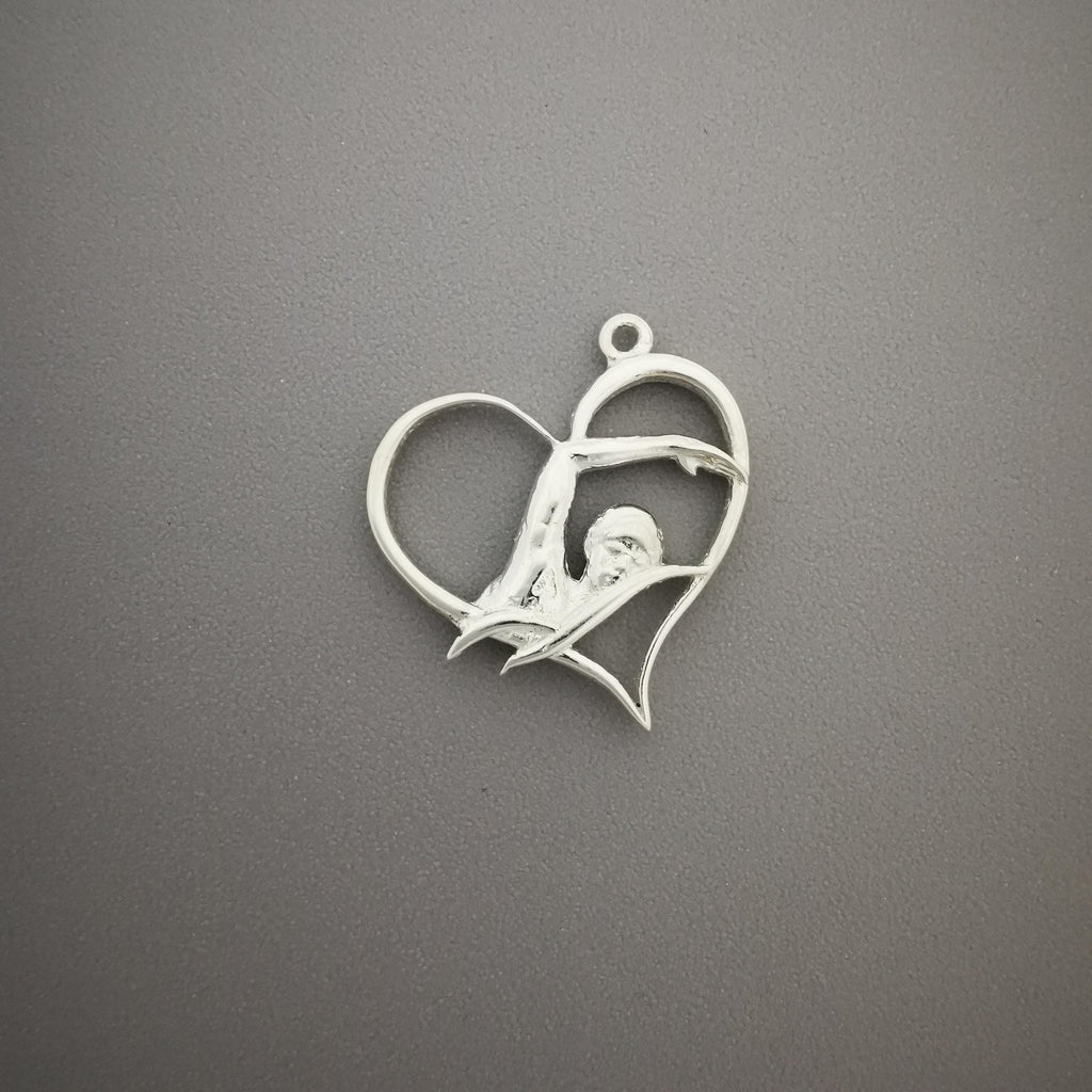 Любов към плуването – Дамски спортен медальон от сребро 925 с класическо покритие – Ръчно изработено спортно бижу – Идеален подарък за жена, фенка на плуването – SSJ