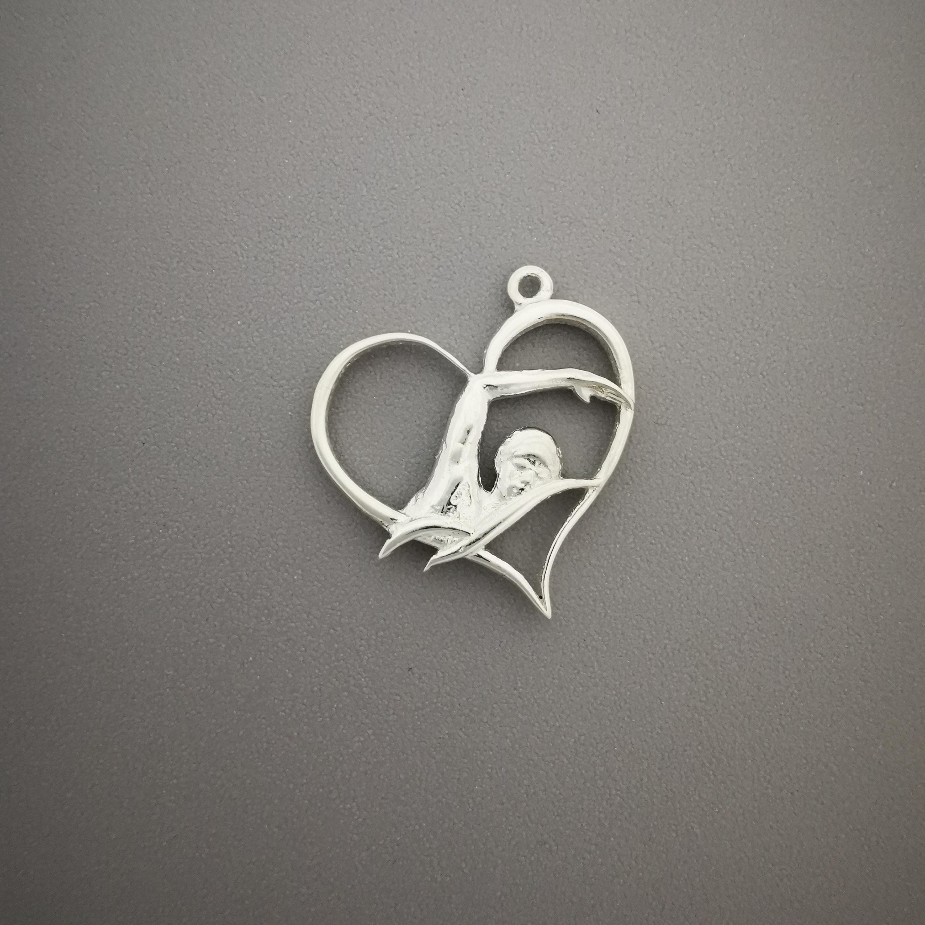 Любов към плуването – Дамски спортен медальон от сребро 925 с класическо покритие – Ръчно изработено спортно бижу – Идеален подарък за жена, фенка на плуването – SSJ