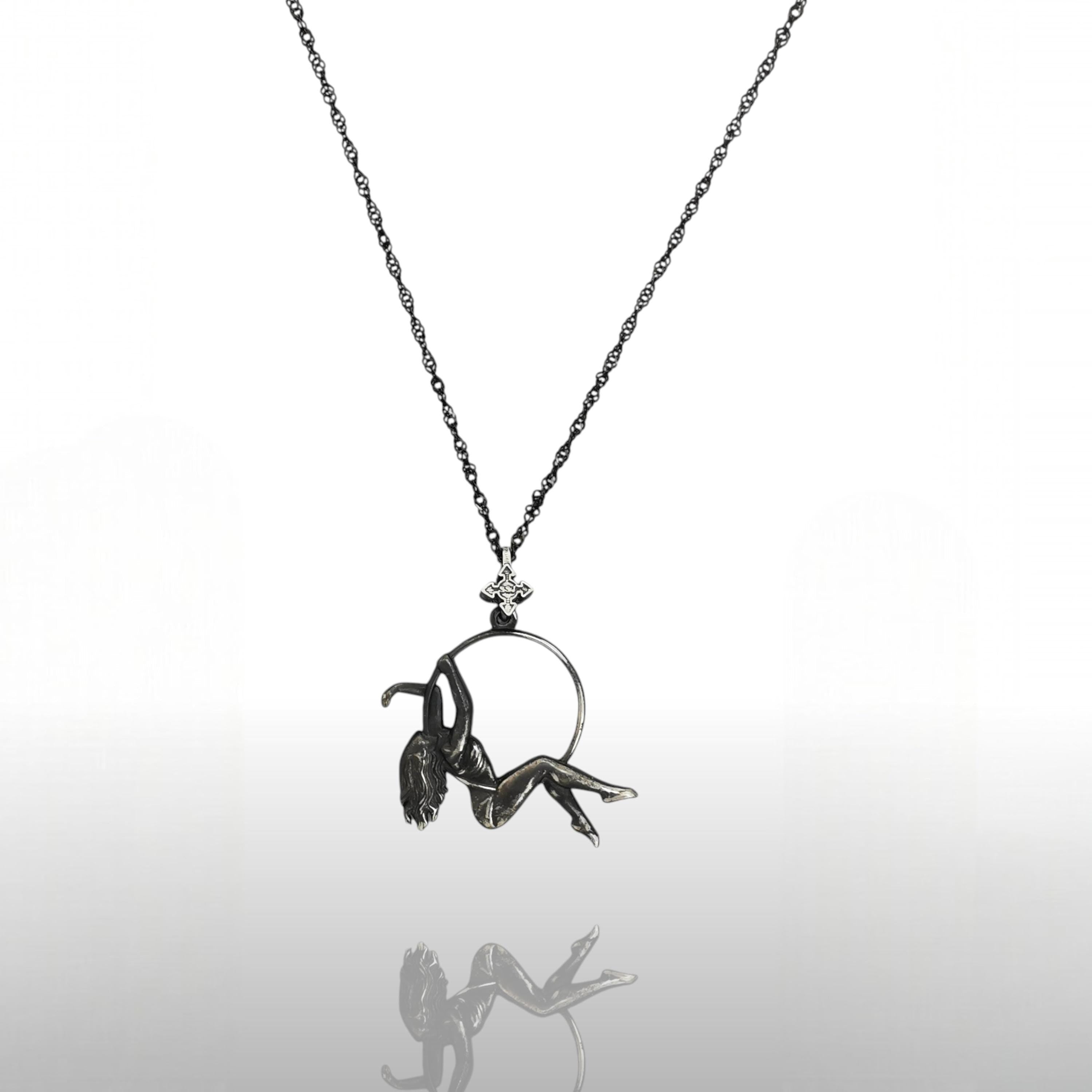 Въздушна акробатика – Женски спортен медальон от сребро 925 с винтидж покритие – Ръчно изработено бижу талисман за гимнастички и танцьорки – Идеален подарък за спортист, треньор или артист – SSJ