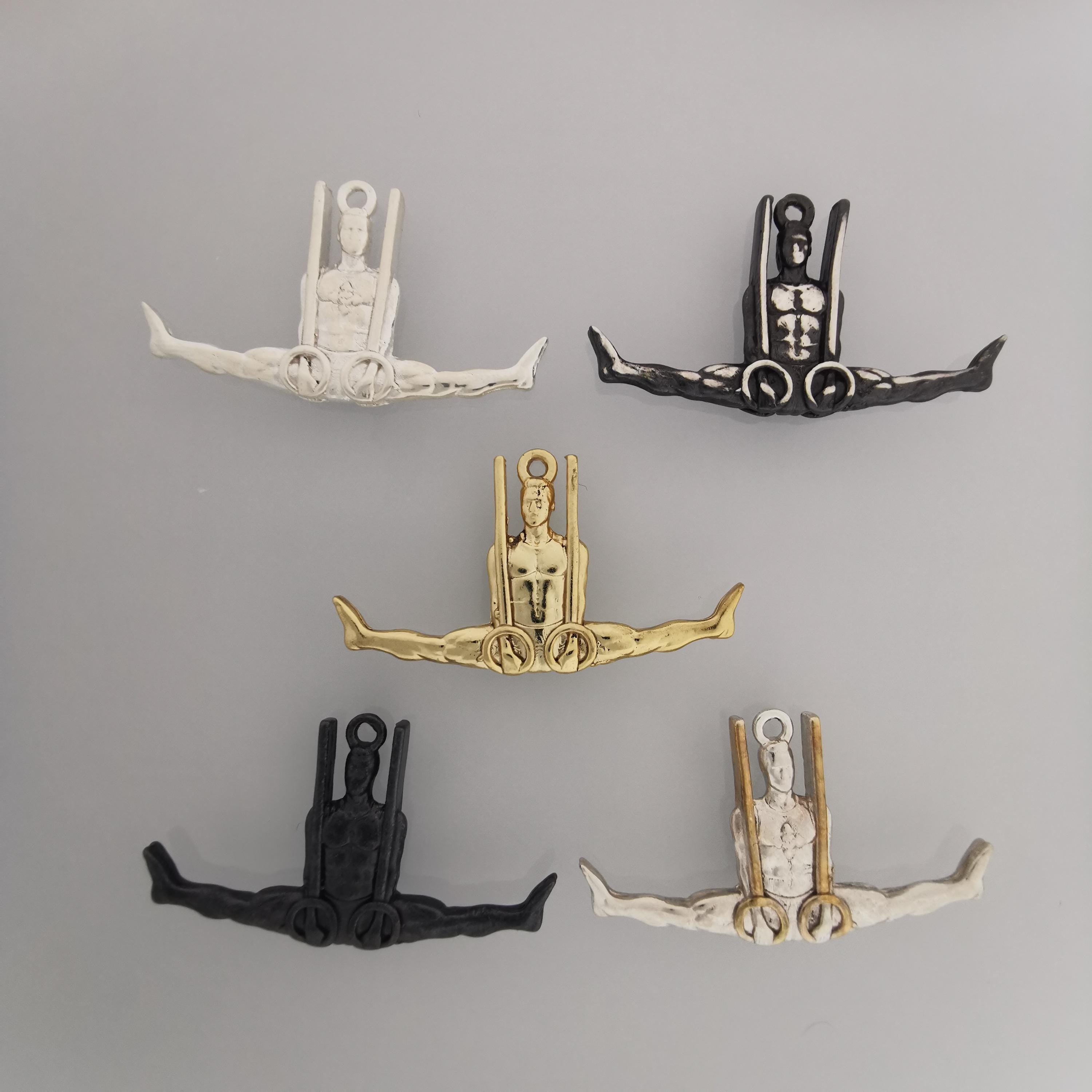 Гимнастик на халки – Мъжки спортен медальон от сребро 925 с винтидж покритие – Ръчно изработено бижу талисман за гимнастици и спортисти – Идеален подарък за спортист, треньор или фен – SSJ