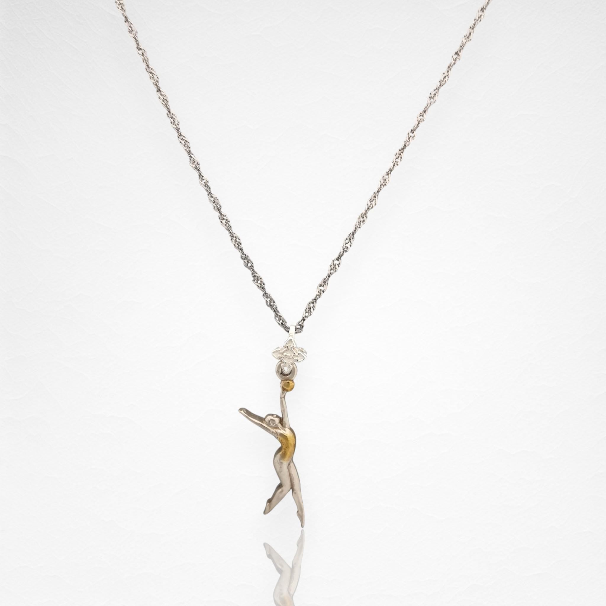 Художествена гимнастика (съчетание с топка) – Дамски спортен медальон от сребро 925 с частично позлатено покритие – Ръчно изработено спортно бижу – Идеален подарък за жена, фенка на художествената гимнастика – SSJ