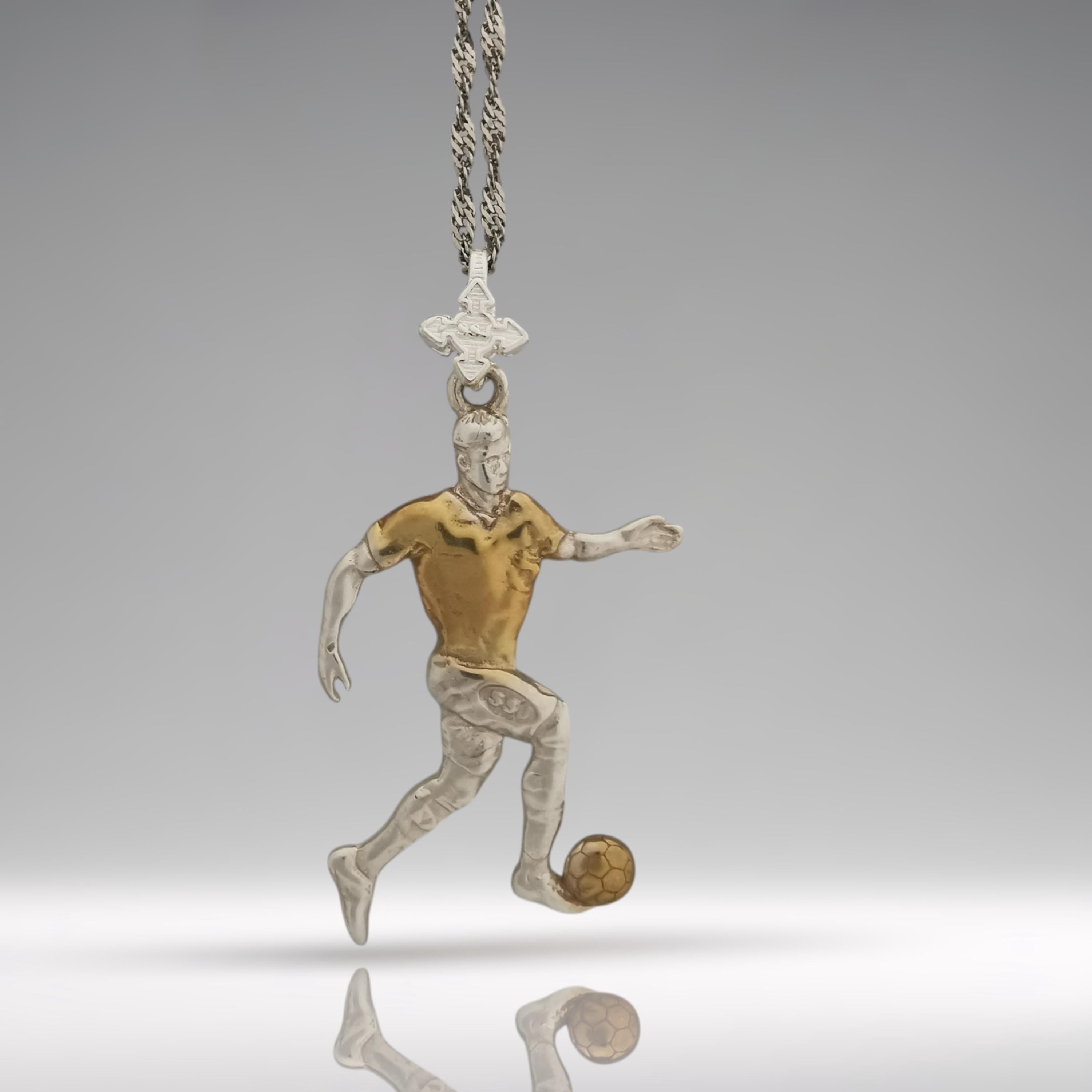 Футболист – Мъжки спортен медальон от сребро 925 с частично позлатено покритие – Ръчно изработено спортно бижу – Идеален подарък за мъж, фен на футбола – SSJ
