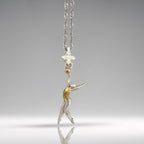 Художествена гимнастика (съчетание с топка) – Дамски спортен медальон от сребро 925 с частично позлатено покритие – Ръчно изработено спортно бижу – Идеален подарък за жена, фенка на художествената гимнастика – SSJ