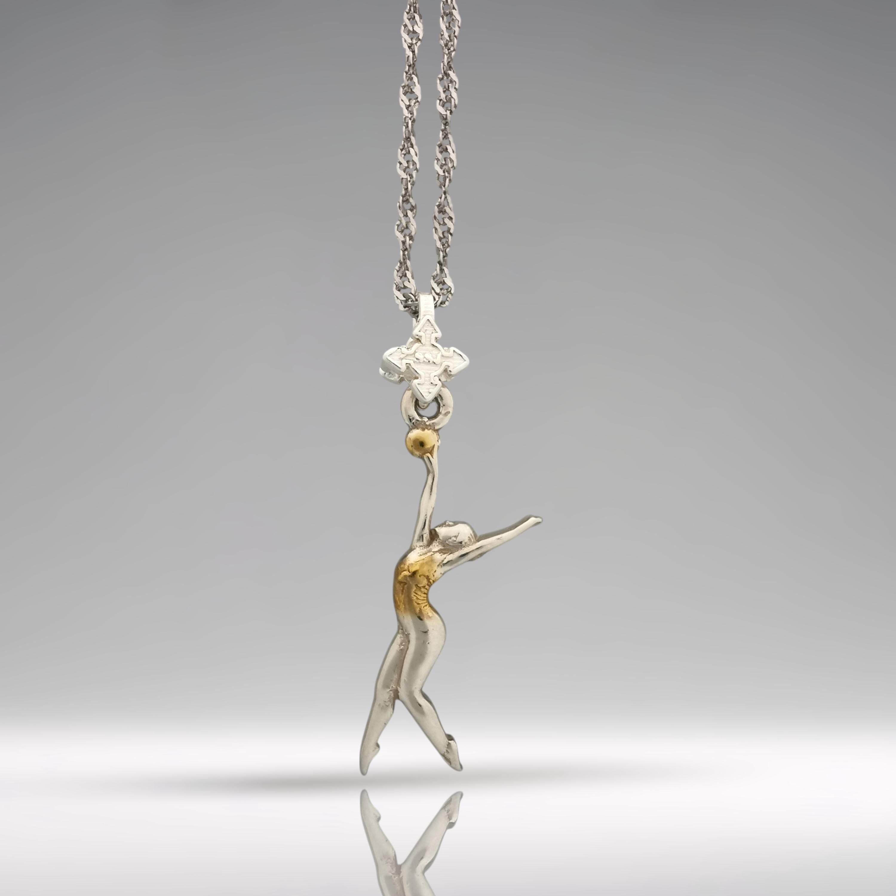 Художествена гимнастика (съчетание с топка) – Дамски спортен медальон от сребро 925 с частично позлатено покритие – Ръчно изработено спортно бижу – Идеален подарък за жена, фенка на художествената гимнастика – SSJ